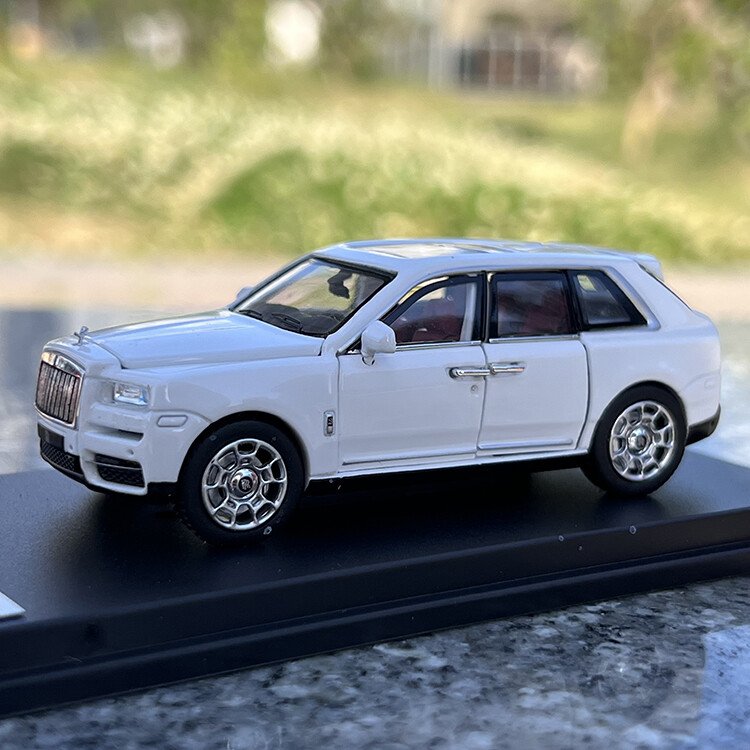 DCM 1:64 Scale Rolls-Royce Curinan Extended Car Model SUV