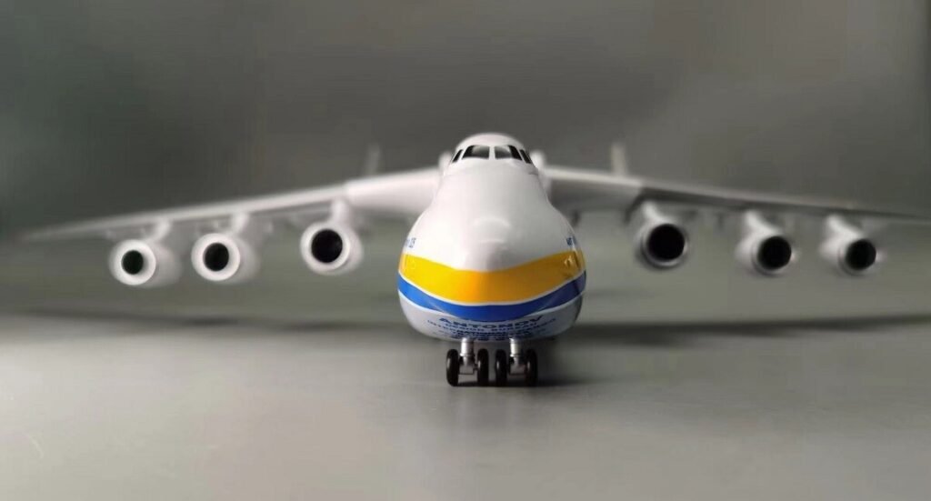 1:200 Antonov Ukraine An-225 Aircraft Strategic Transport Plastic Airplane Model