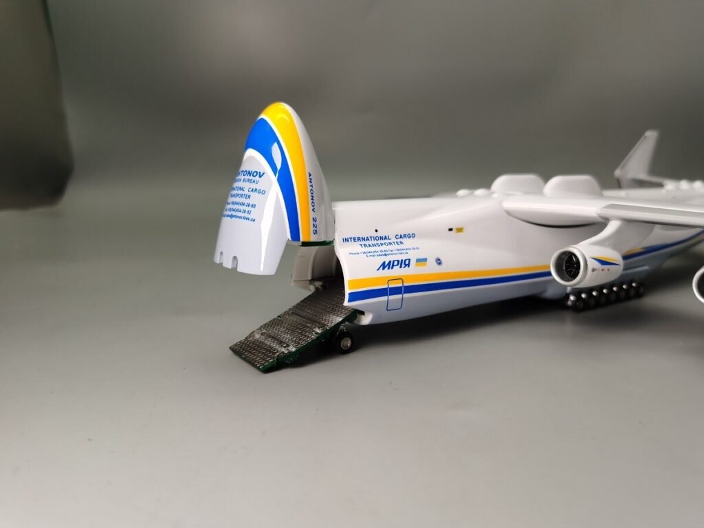 1:200 Antonov Ukraine An-225 Aircraft Strategic Transport Plastic Airplane Model