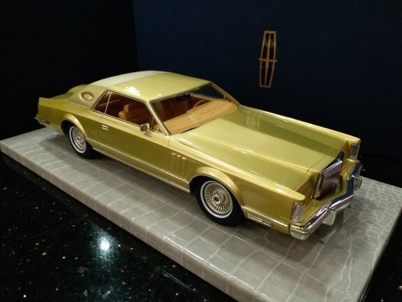 1:18 AMC 1/18 Lincoln Continental Mark V Gold Car Model Toys