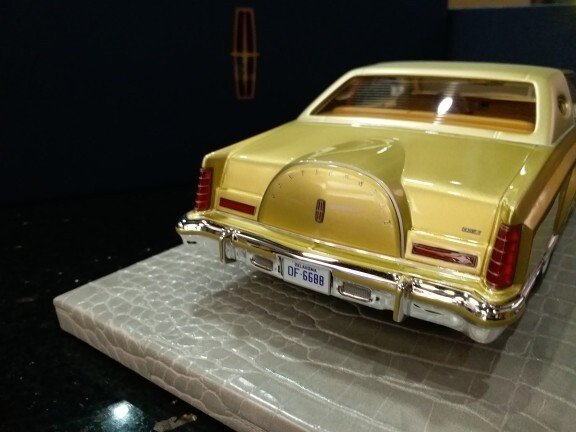 1:18 AMC 1/18 Lincoln Continental Mark V Gold Car Model Toys
