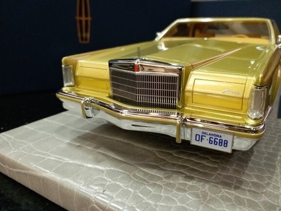 1:18 AMC 1/18 Lincoln Continental Mark V Gold Car Model Toys