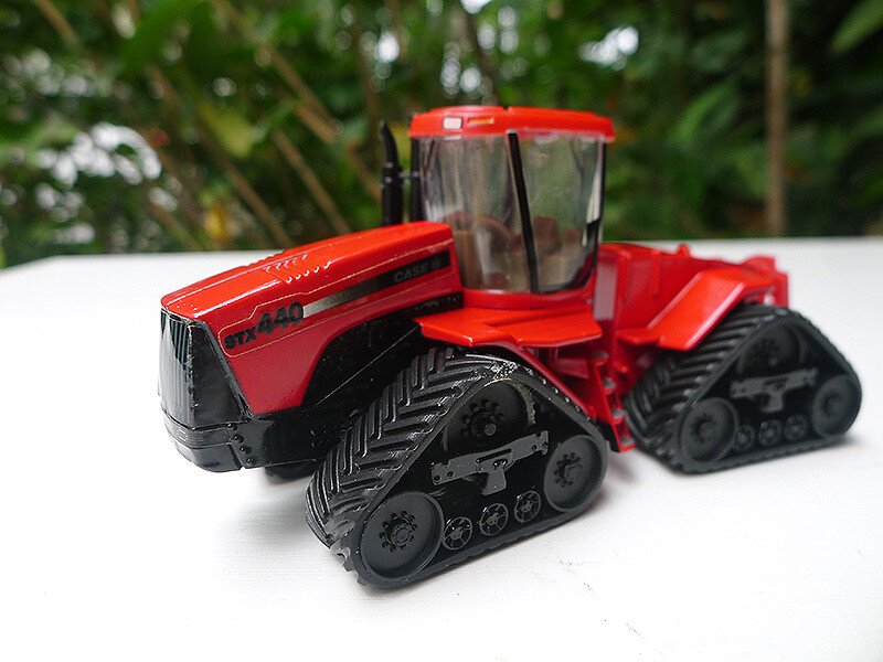 1/64 STX 440 Quadtrac Tracked Tractor Agricultural Vehicle Model
