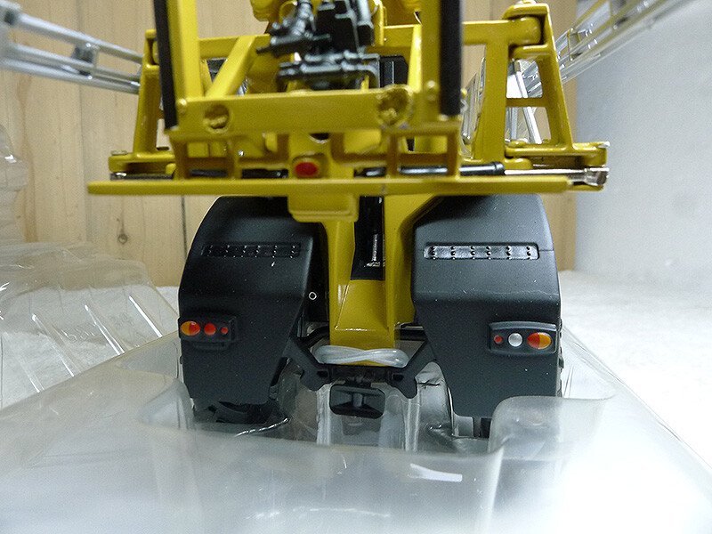 1/32 Challenger 655 Sprayer Agricultural Vehicle Model