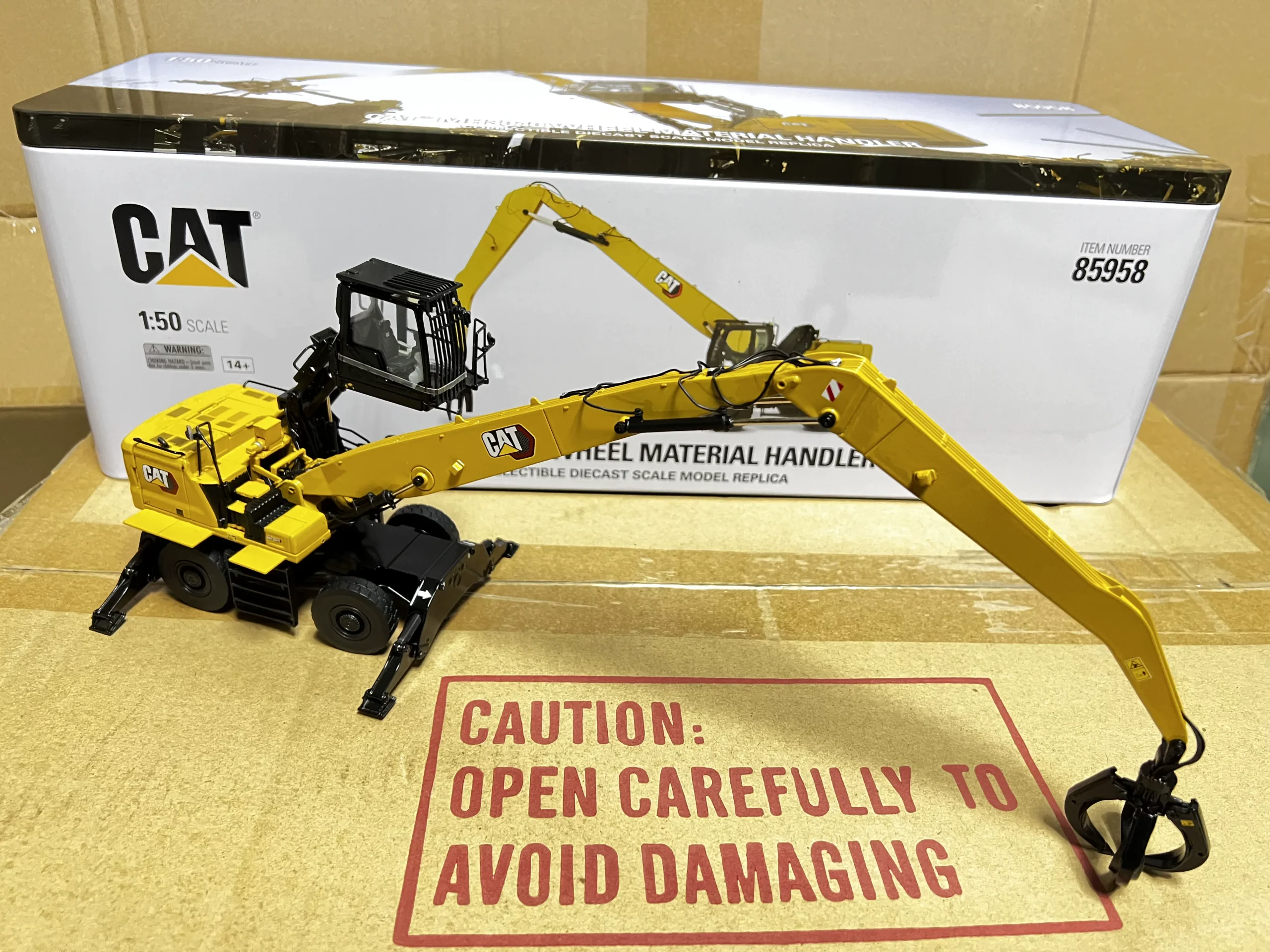 DM 1:50 CAT MH3040 Caterpillar Raw Material Handler Alloy Engineering Vehicle Grab Bucket Model 85958 - 图片 3