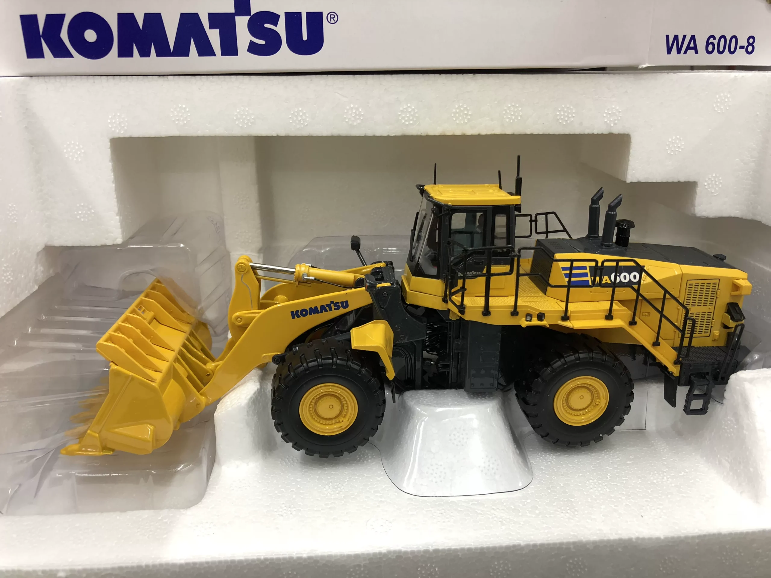 UH 8127 Komatsu WA600-8 Pine Wheel Loader Forklift Alloy Engineering Vehicle Model 1:50 - 图片 1