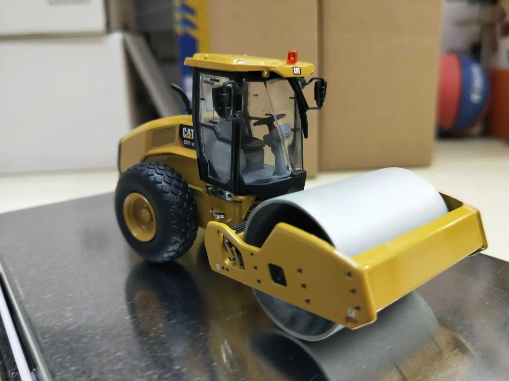 DM 1:50 CAT CS11 GC Caterpillar vibrating earth tamper roller alloy engineering vehicle model 85589