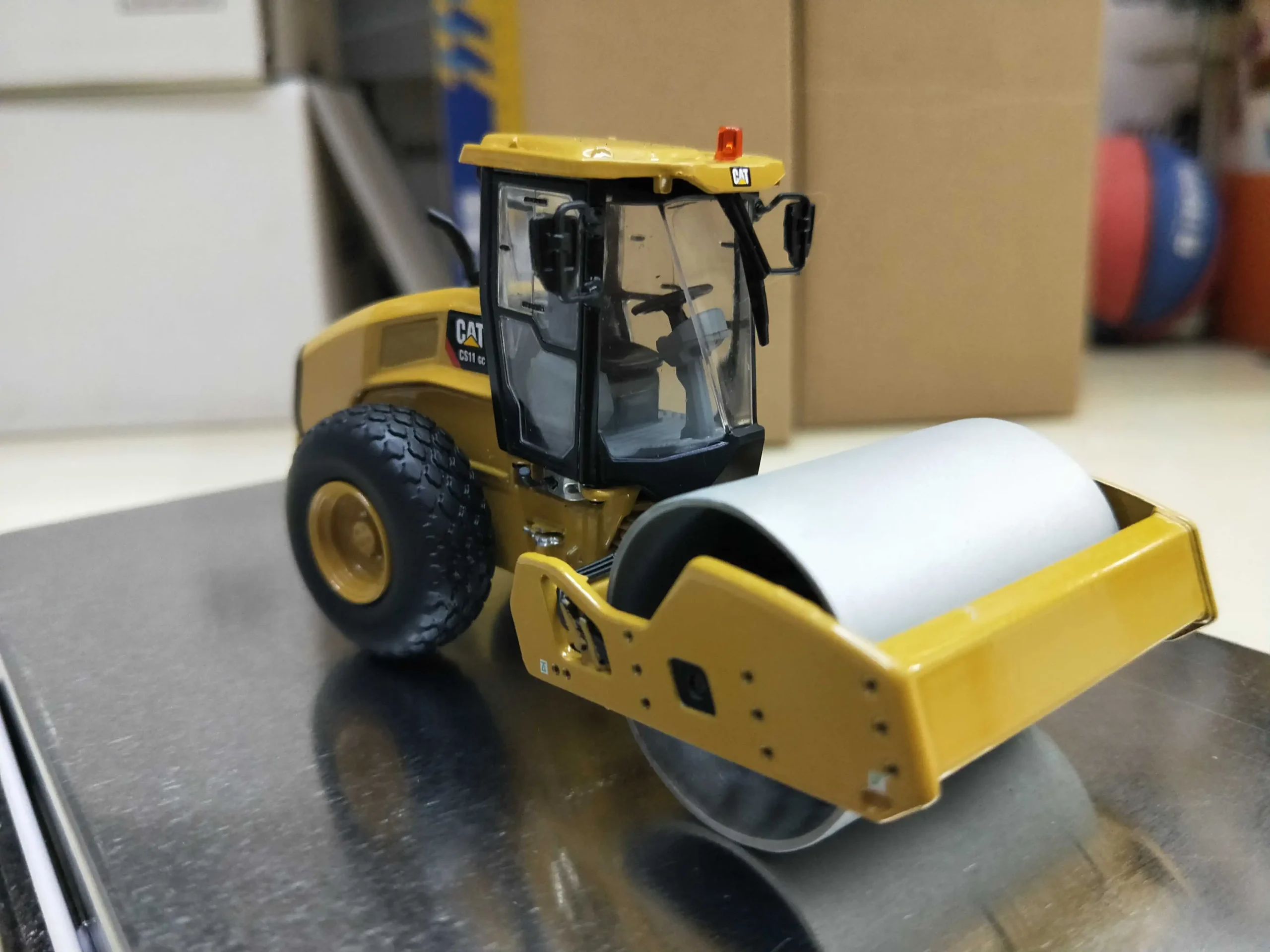 DM 1:50 CAT CS11 GC Caterpillar vibrating earth tamper roller alloy engineering vehicle model 85589 - 图片 2