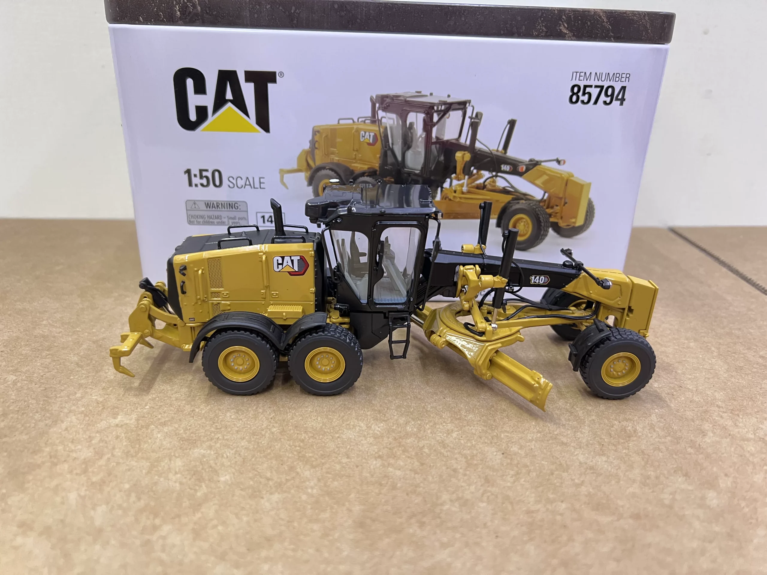 DM 1:50 CAT 140 Caterpillar self-propelled grader alloy construction truck forklift model 85794 - 图片 2