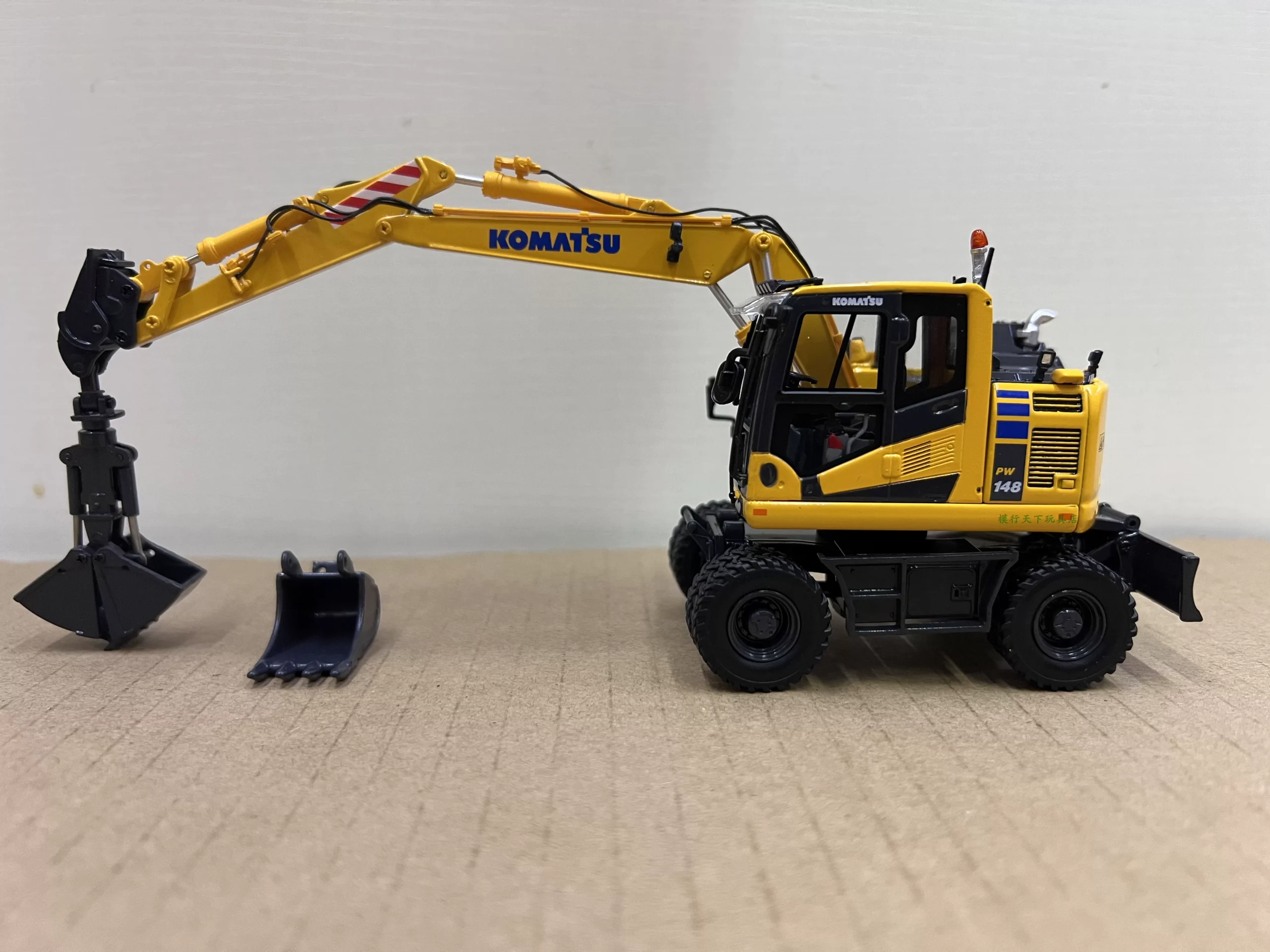 UH 8162 1:50 Komatsu PW148-11 Small pine wheel type multi-function excavator loader model - 图片 3