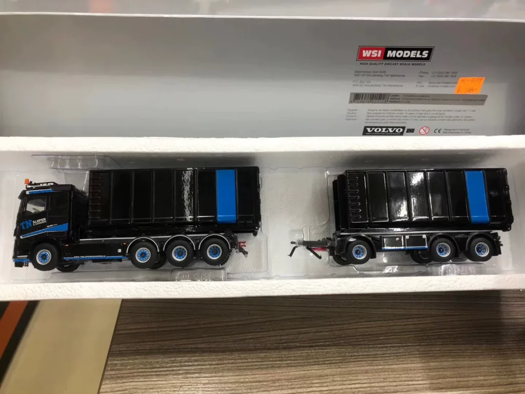 WSI 1??50 VOLVO FH 4 8X2 Volvo Truck Trailer with Trailer Alloy Model 01-2139