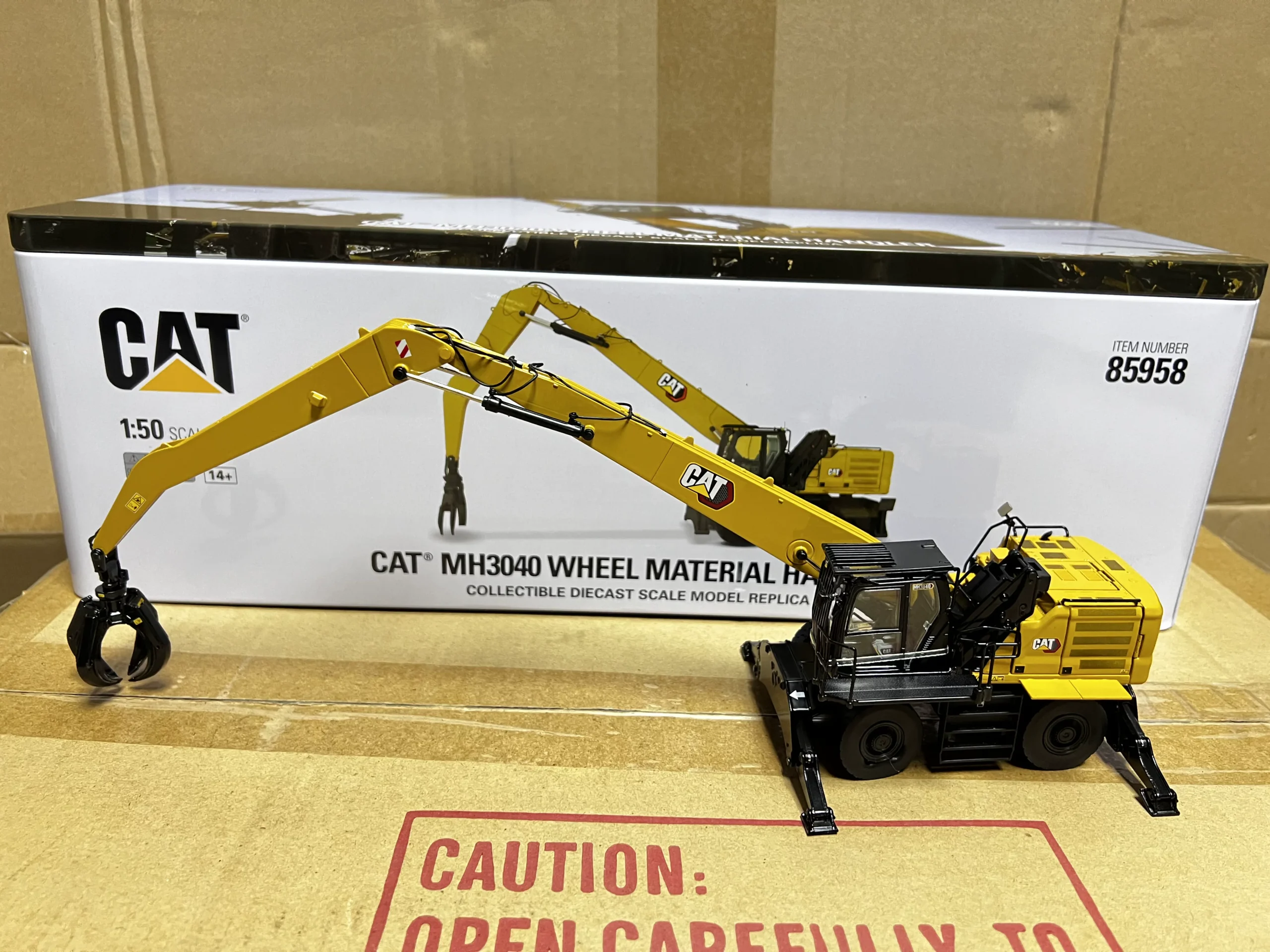 DM 1:50 CAT MH3040 Caterpillar Raw Material Handler Alloy Engineering Vehicle Grab Bucket Model 85958 - 图片 2