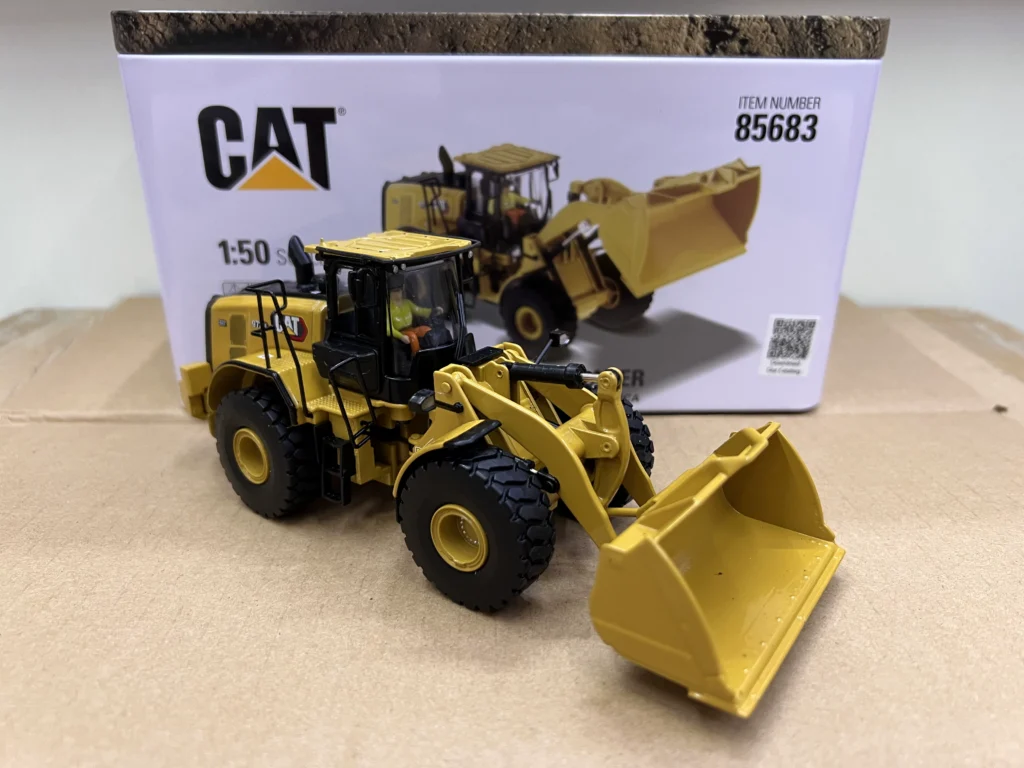 DM 1:50 CAT 972 XE Caterpillar Wheel Loader Alloy Construction Truck Forklift Model 85683
