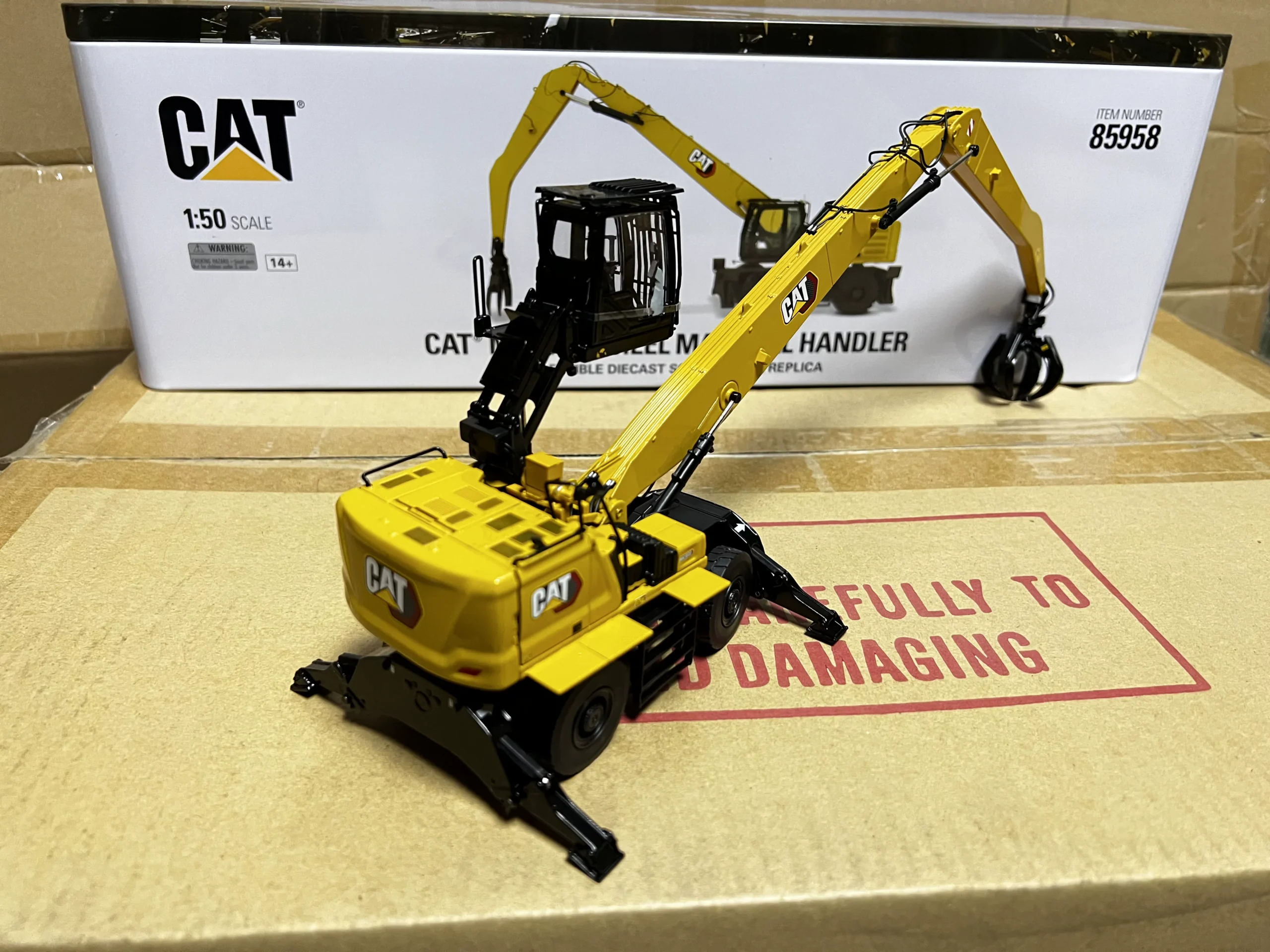 DM 1:50 CAT MH3040 Caterpillar Raw Material Handler Alloy Engineering Vehicle Grab Bucket Model 85958 - 图片 4
