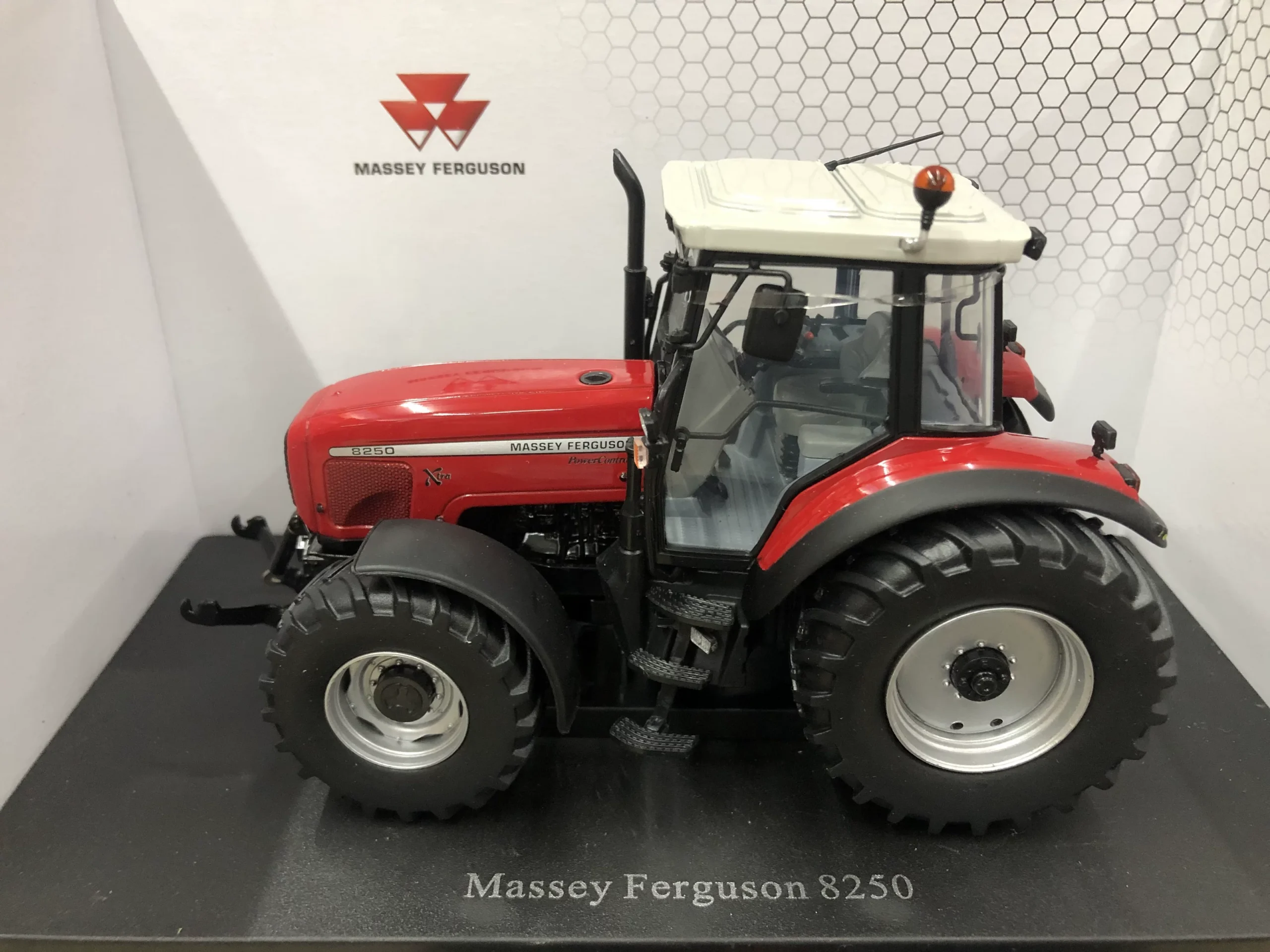 UH 1:32 Massey Ferguson 8250 Massey Ferguson Tractor Alloy Agricultural Model 6257 - 图片 1