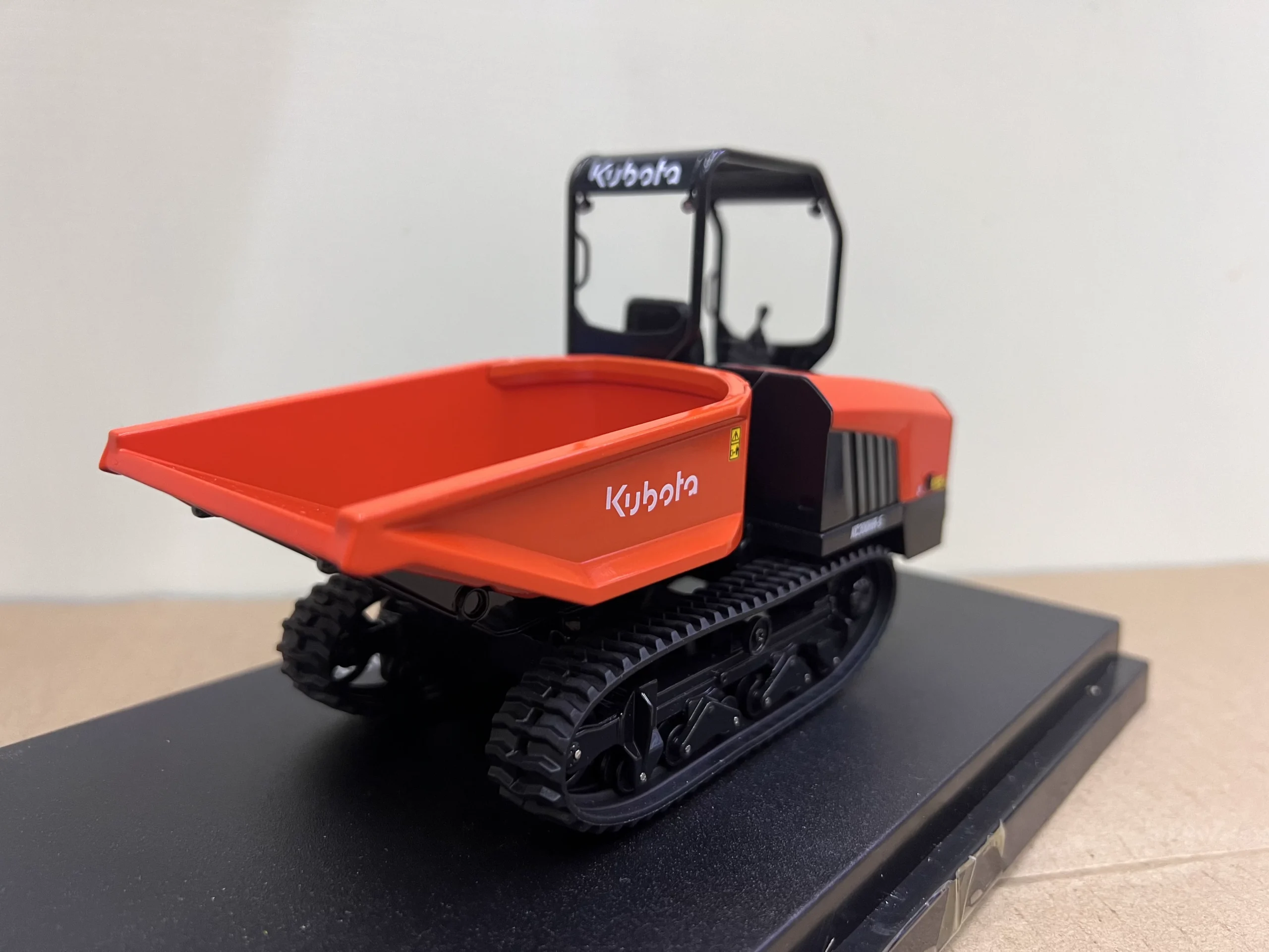 UH 1:24 KUBOTA KC300HR-5 Kubota Crawler Dump Truck Alloy Model 8155 - 图片 4