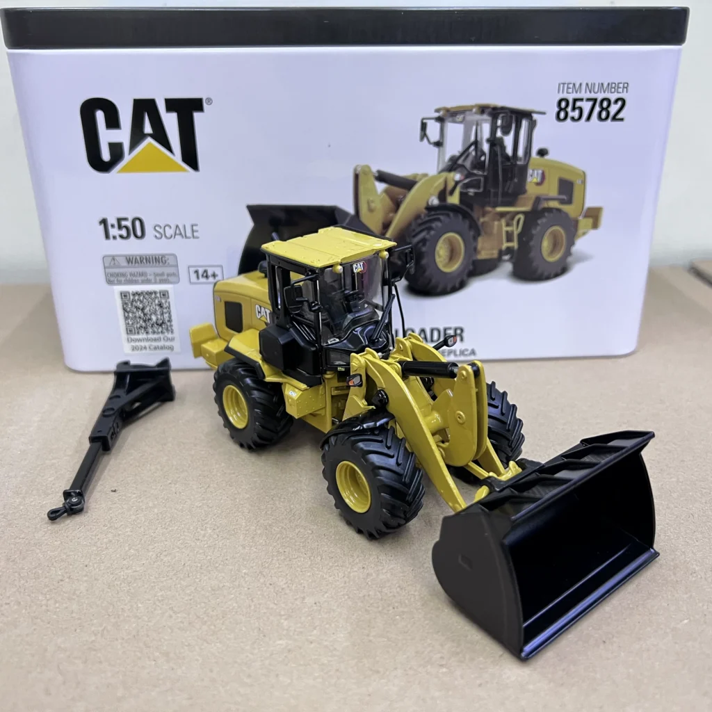 DM 1:50 CAT 938 Caterpillar Wheel Loader Alloy Construction Truck Forklift Model 85782