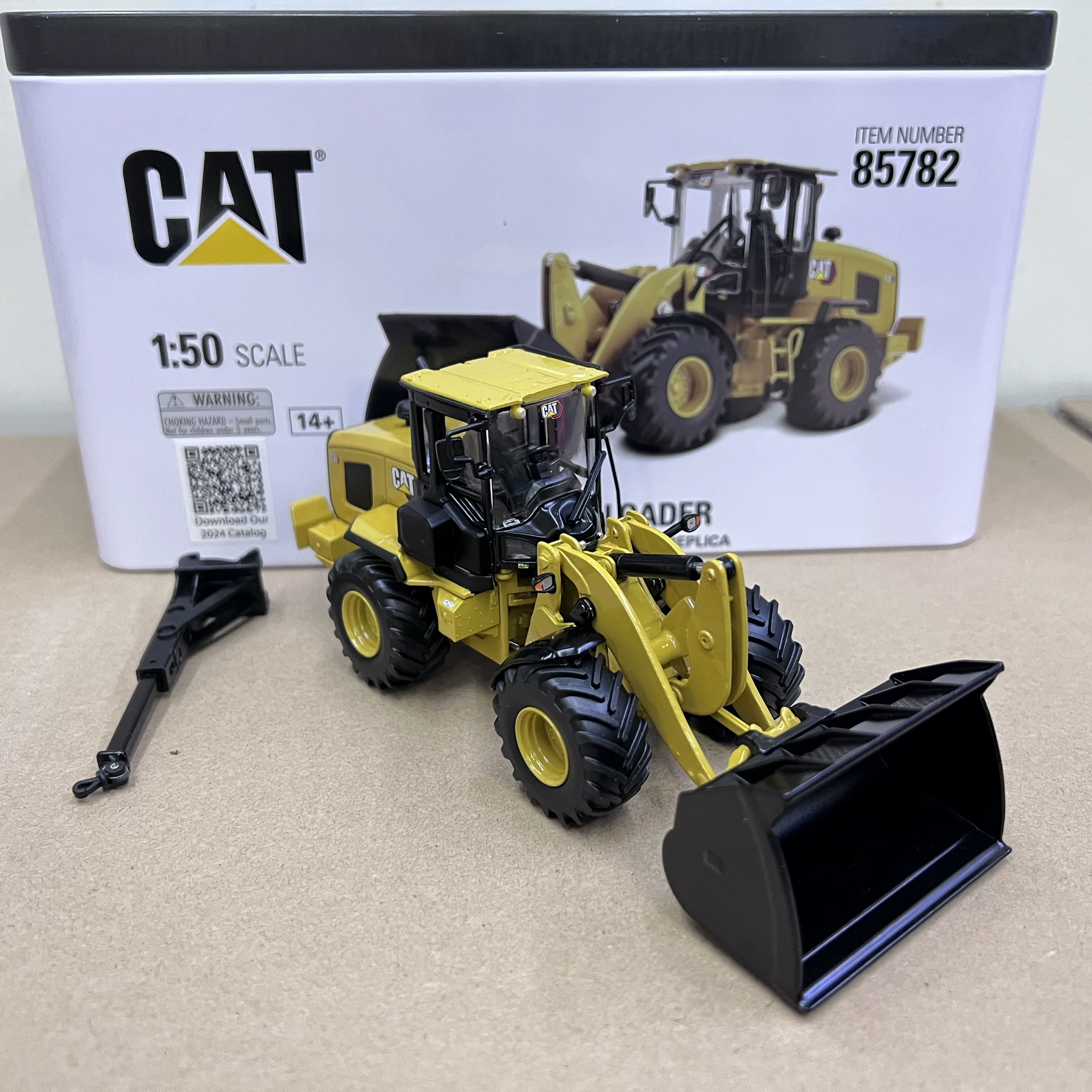DM 1:50 CAT 938 Caterpillar Wheel Loader Alloy Construction Truck Forklift Model 85782 - 图片 3