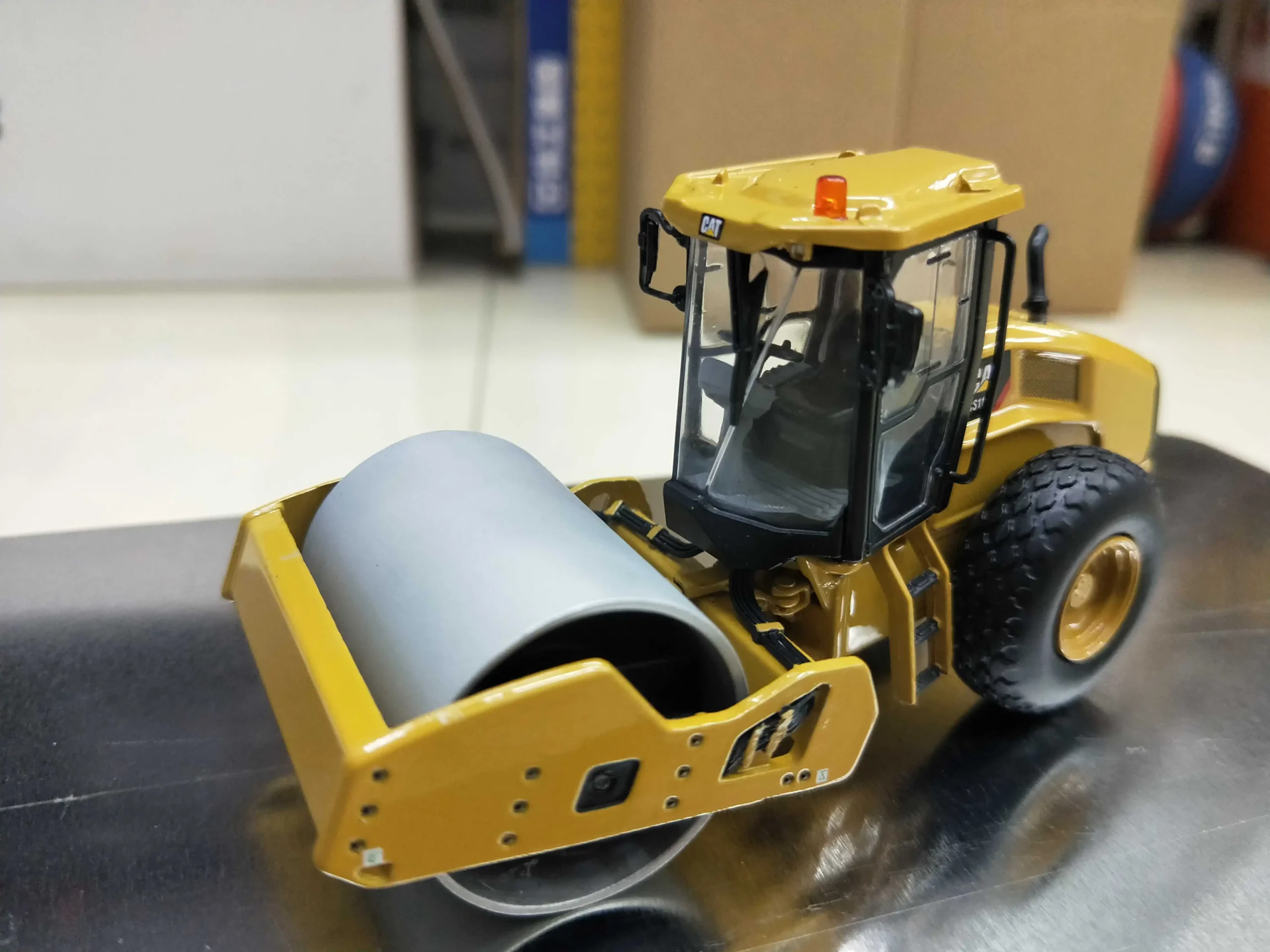 DM 1:50 CAT CS11 GC Caterpillar vibrating earth tamper roller alloy engineering vehicle model 85589 - 图片 4