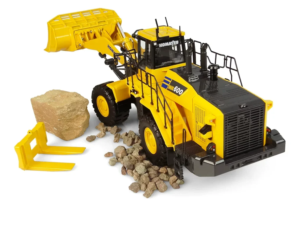 UH 8153 Komatsu WA600-8 Pine Wheel Loader Forklift Alloy Engineering Vehicle Model 1:50
