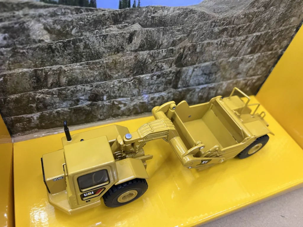 DM 1:64 CAT 611 Caterpillar Shovel Truck Transport Truck Alloy Tipper Dump Truck Model 85695