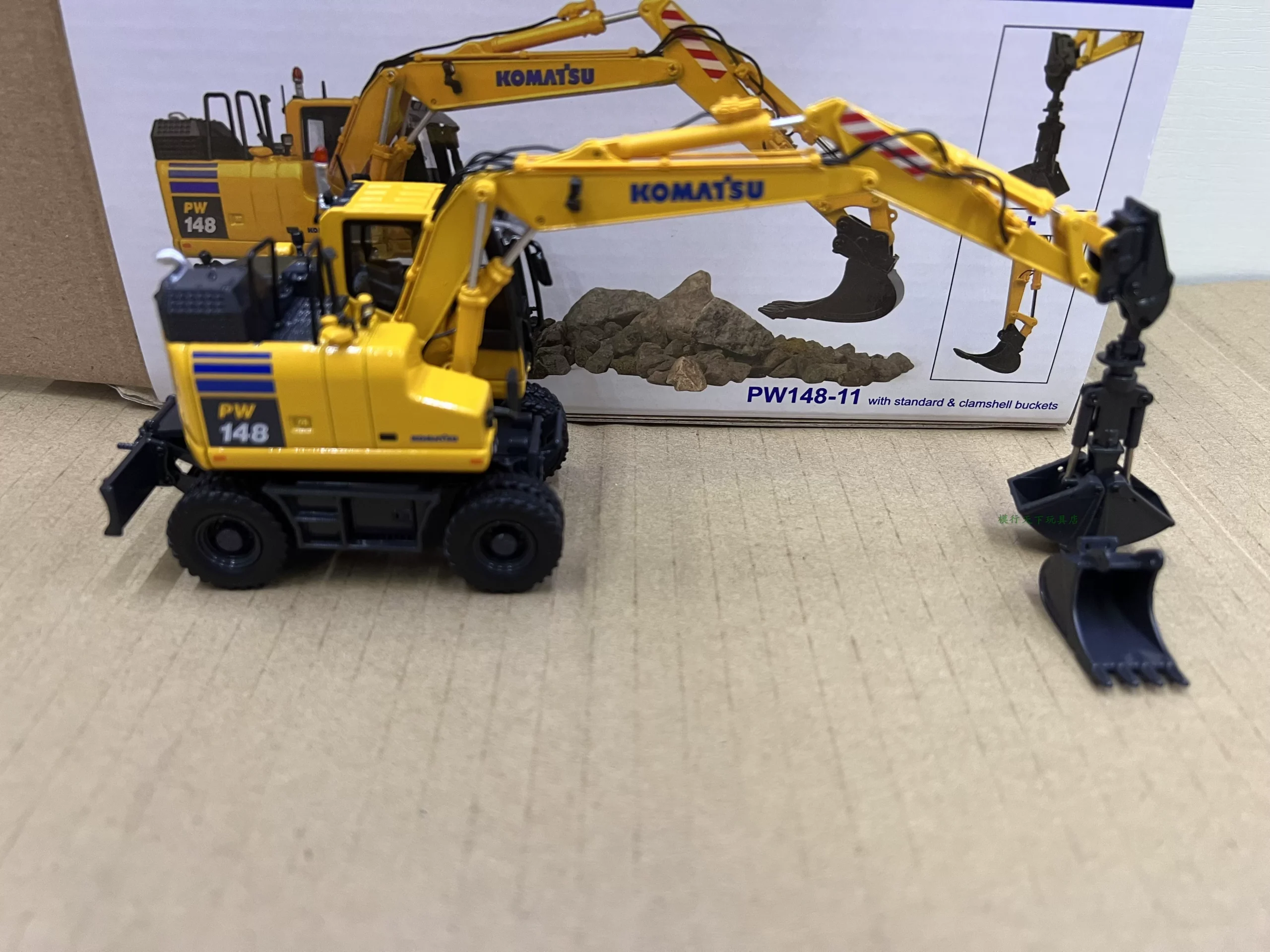 UH 8162 1:50 Komatsu PW148-11 Small pine wheel type multi-function excavator loader model - 图片 2