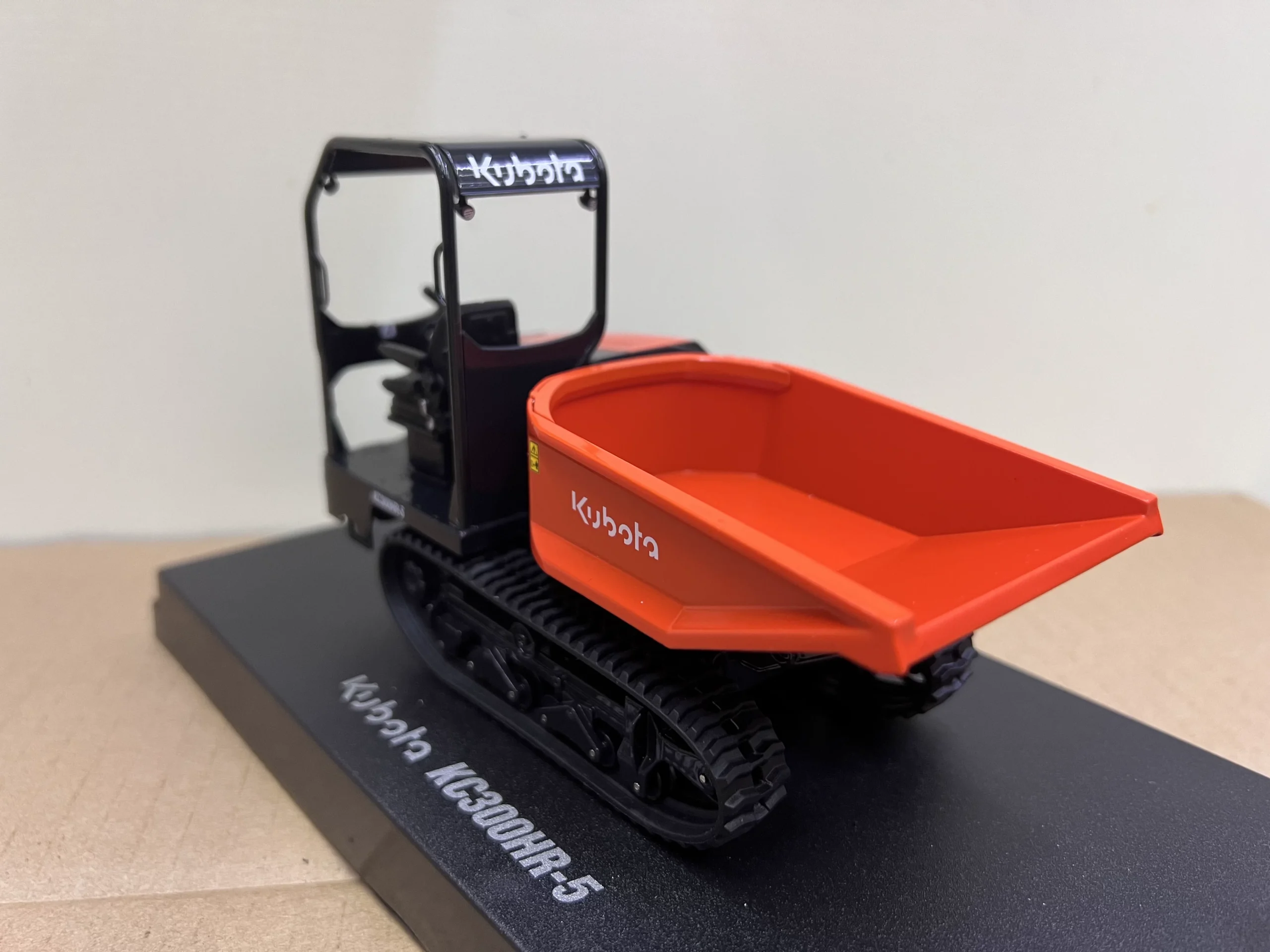 UH 1:24 KUBOTA KC300HR-5 Kubota Crawler Dump Truck Alloy Model 8155 - 图片 3
