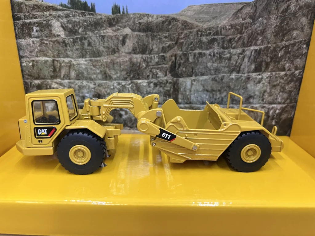 DM 1:64 CAT 611 Caterpillar Shovel Truck Transport Truck Alloy Tipper Dump Truck Model 85695
