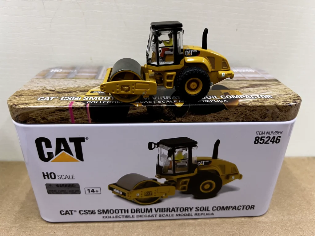 DM 1:87 CAT CS56 Caterpillar smooth vibration earth tamper roller alloy engineering vehicle model 85246