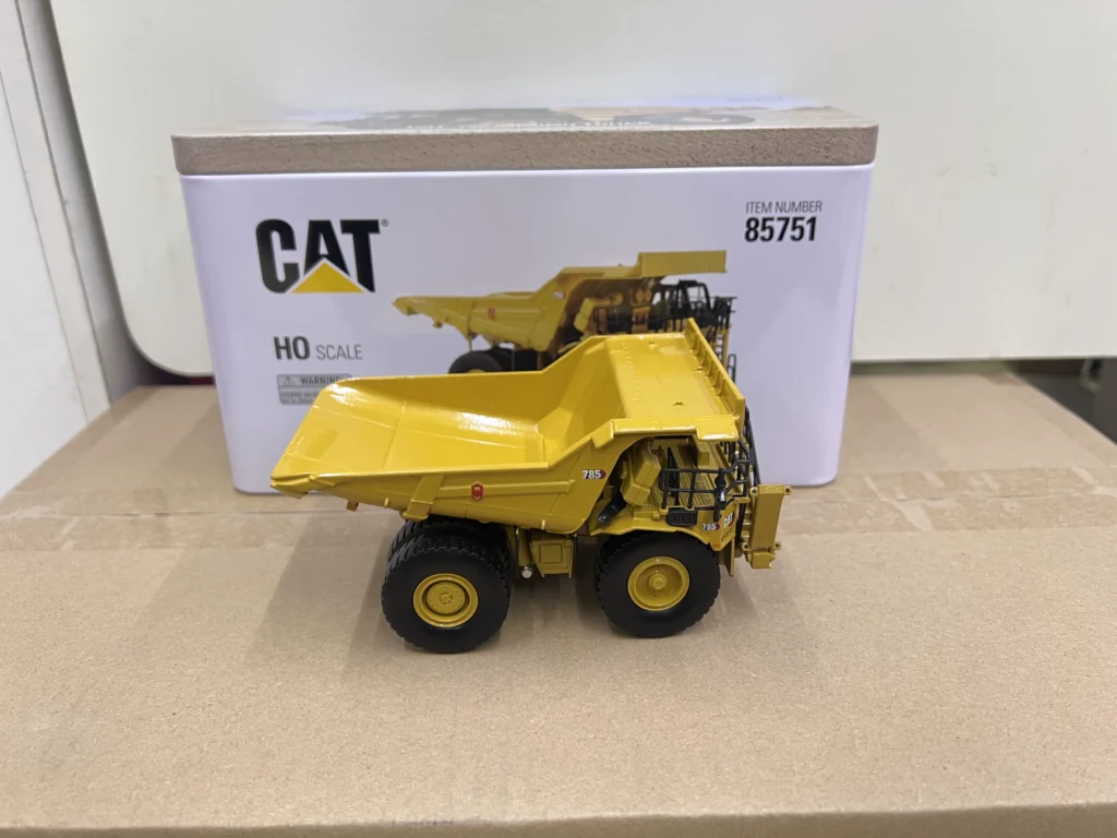 DM 1:87 CAT 785 Caterpillar Mining Truck Dump Truck Alloy Engineering Vehicle Model 85751