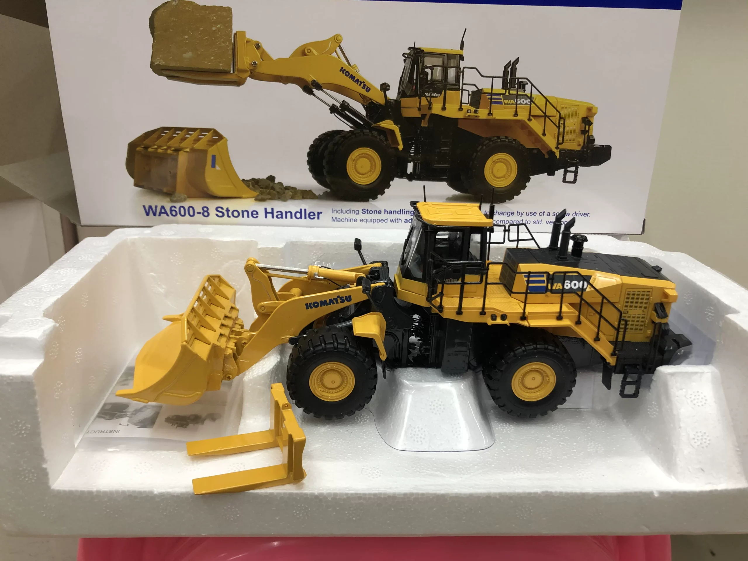 UH 8153 Komatsu WA600-8 Pine Wheel Loader Forklift Alloy Engineering Vehicle Model 1:50 - 图片 1