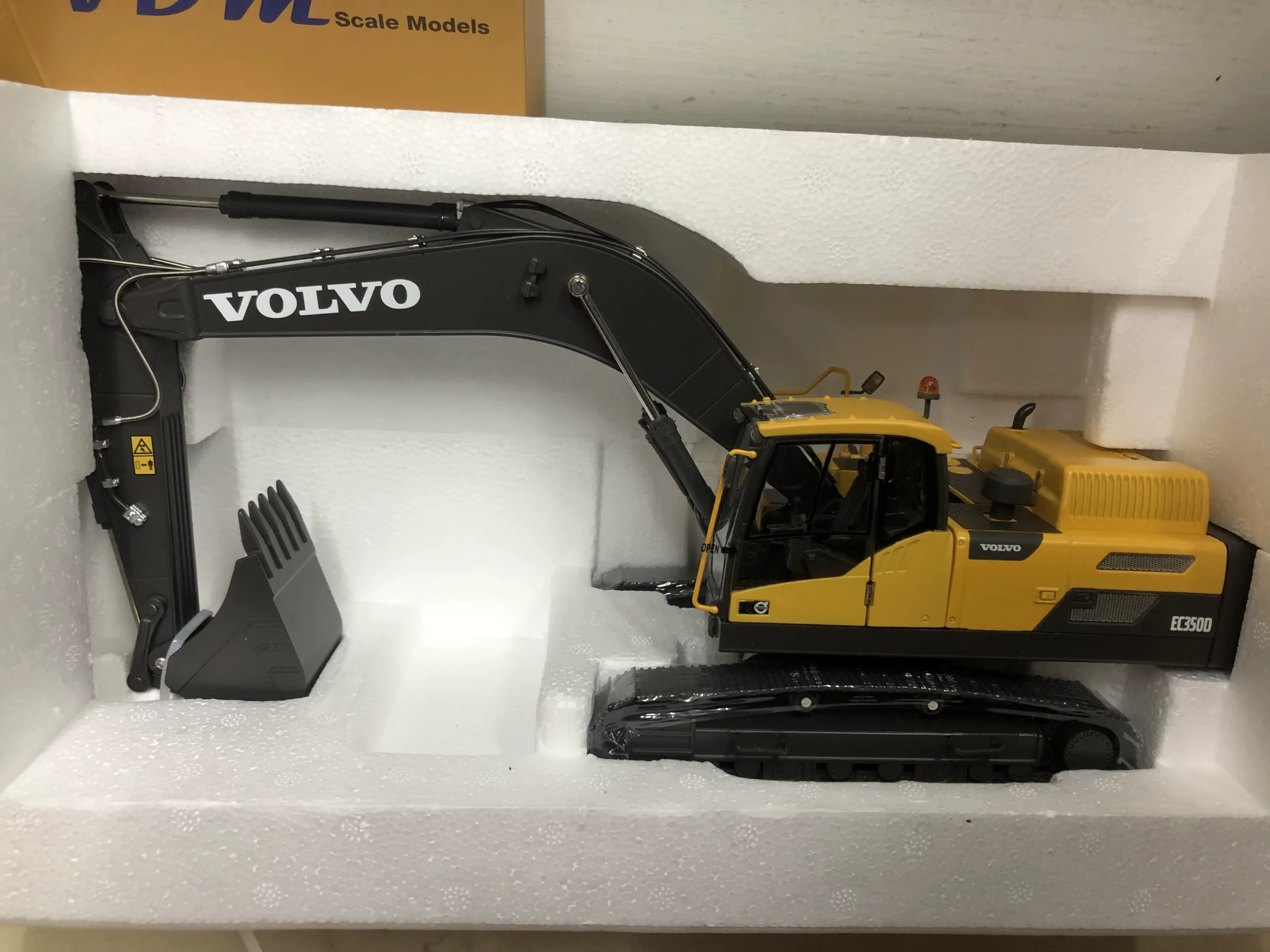 1:32 Volvo EC350D Volvo crawler excavator alloy engineering car excavator forklift model - 图片 1