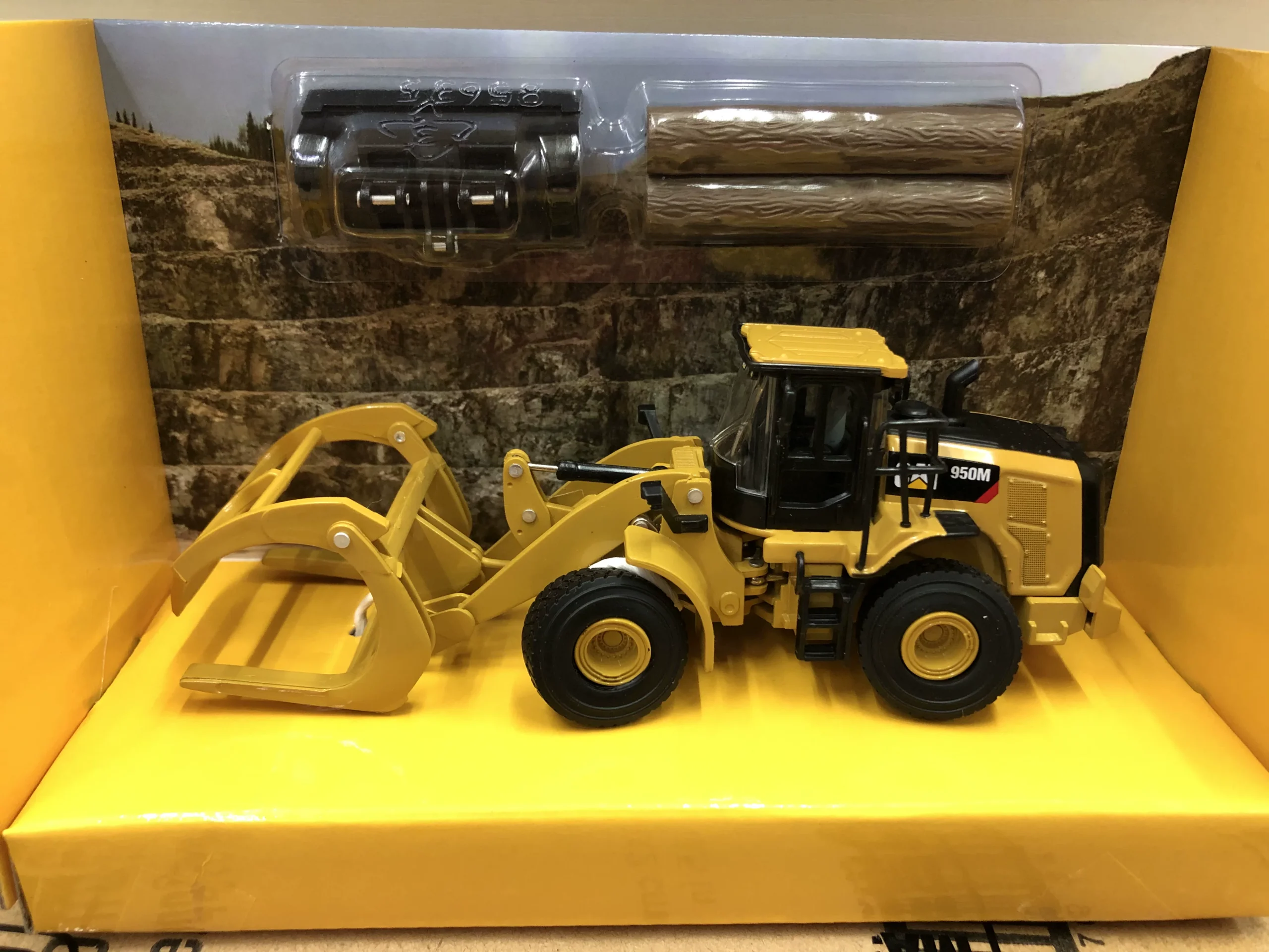 DM 1:64 CAT 950M Caterpillar Wheel Loader Forklift Clamping Forklift Model 85635 - 图片 2