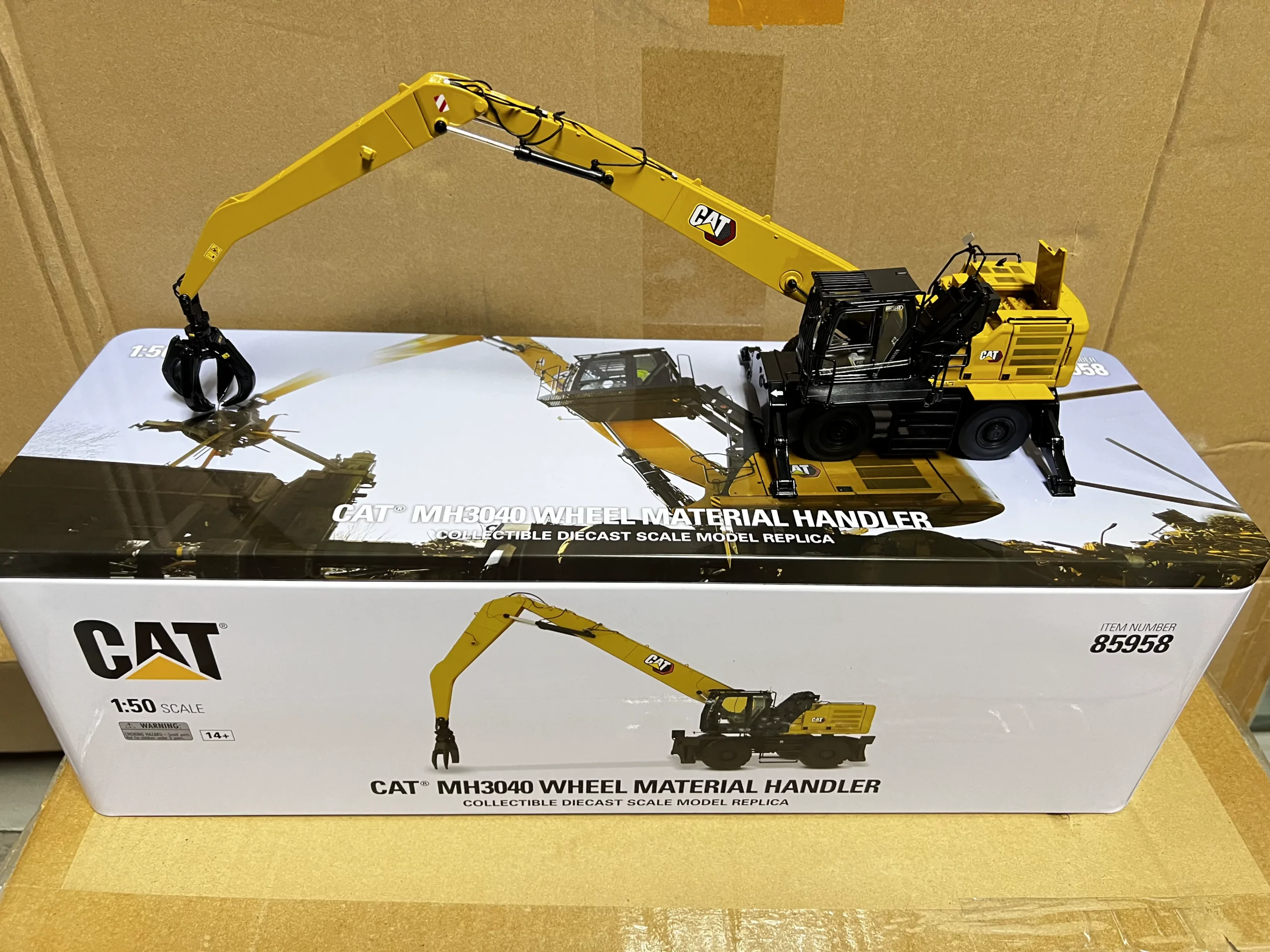 DM 1:50 CAT MH3040 Caterpillar Raw Material Handler Alloy Engineering Vehicle Grab Bucket Model 85958 - 图片 1