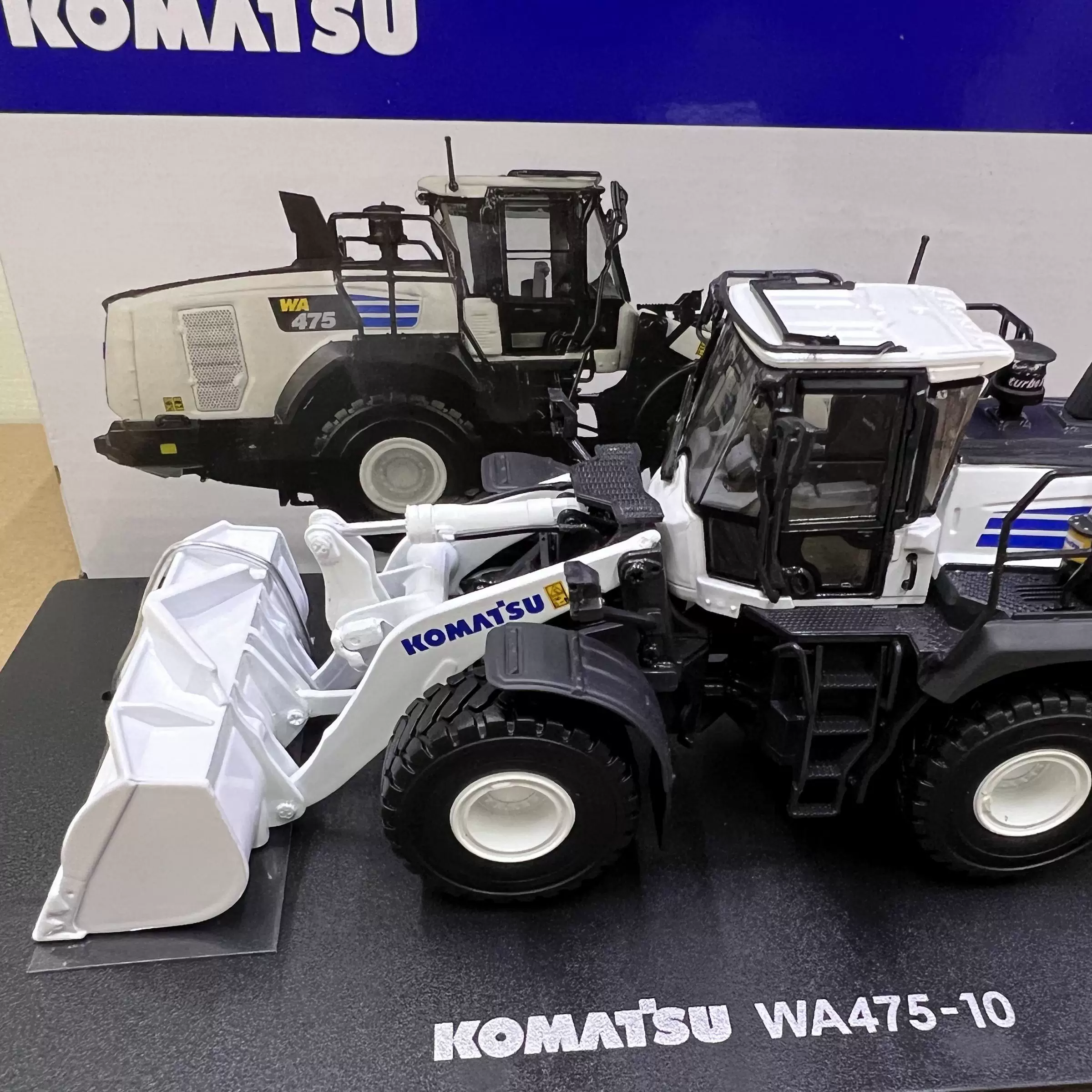 UH 1:50 Komatsu WA475-10 Small Pinewheel Loader Alloy Engineering Vehicle Model White 8182 - 图片 3