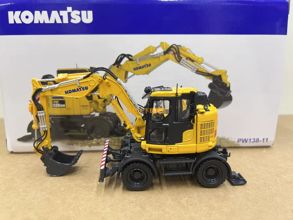 UH8190 1:50 Komatsu PW138-11 Small pine wheel type multi-function excavator loader model