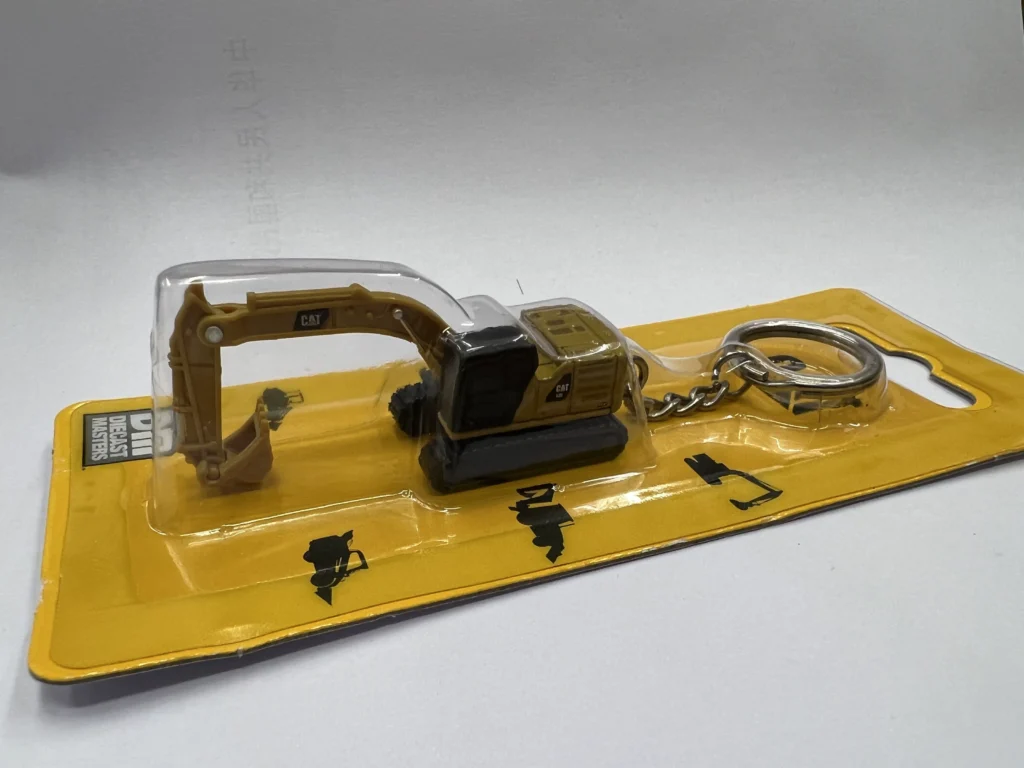 DM CAT D8T Key Ring Caterpillar Bulldozer Construction Car Model Keychain Ornament 85984