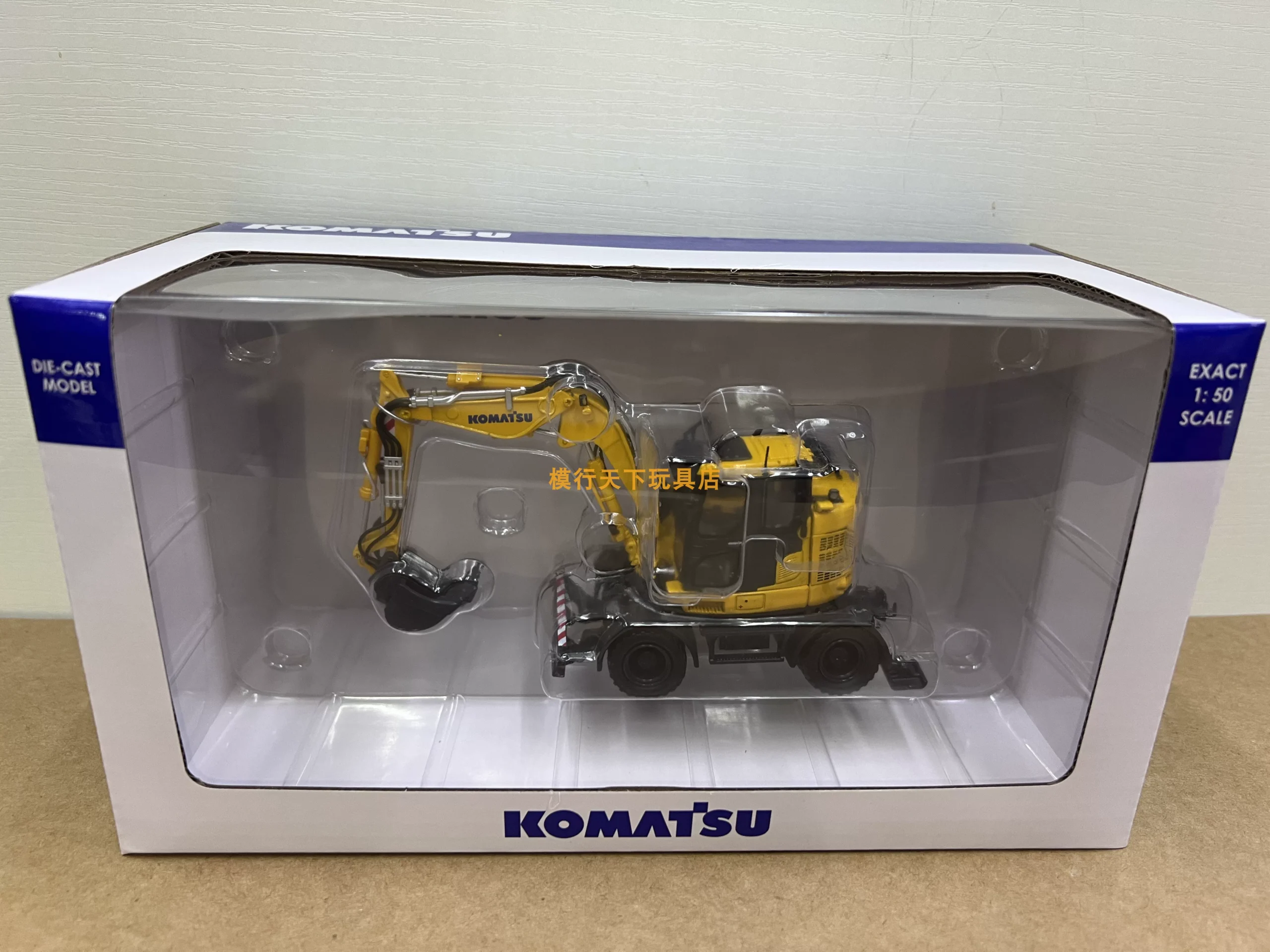UH8190 1:50 Komatsu PW138-11 Small pine wheel type multi-function excavator loader model - 图片 1