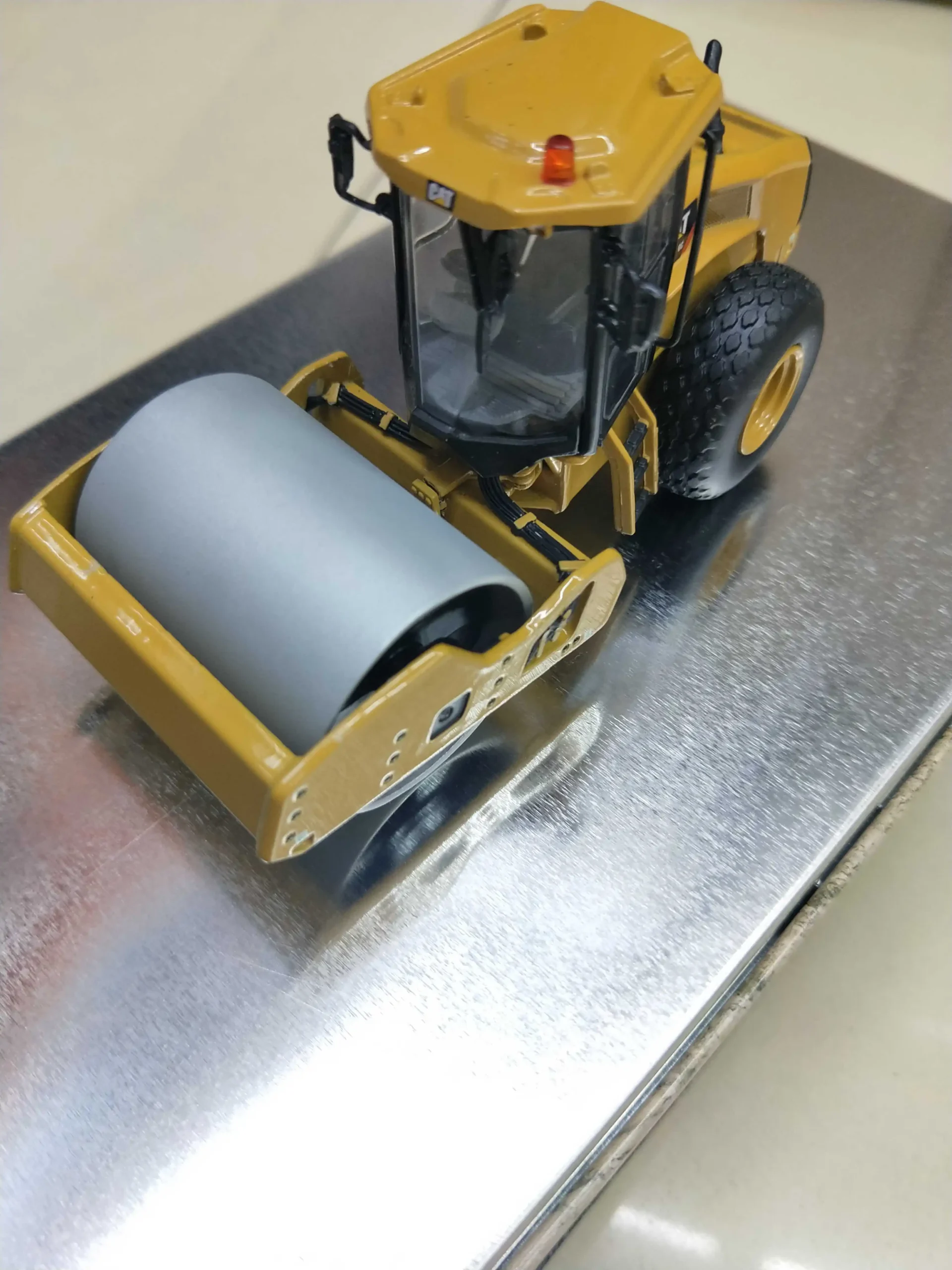 DM 1:50 CAT CS11 GC Caterpillar vibrating earth tamper roller alloy engineering vehicle model 85589 - 图片 1