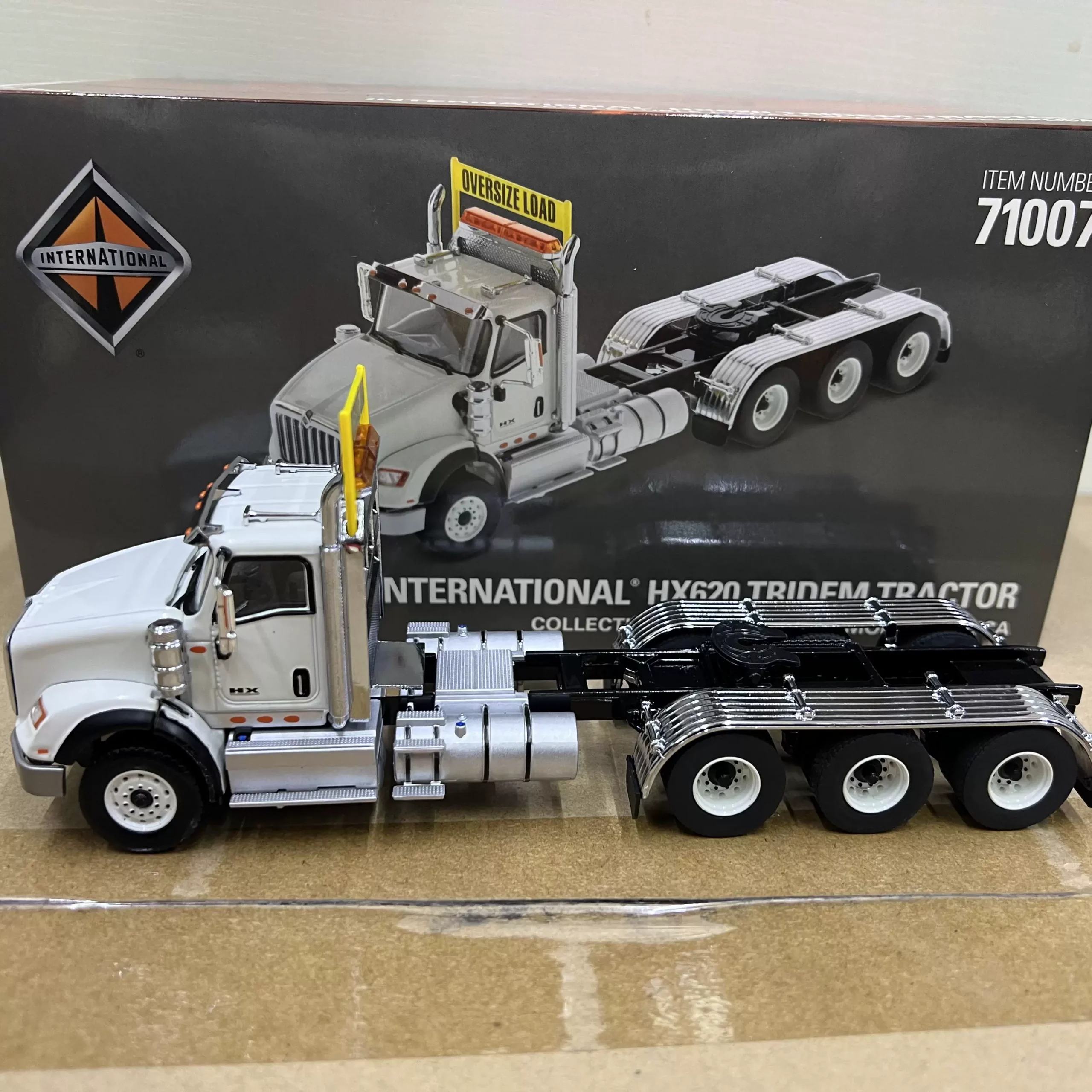 DM 1:50 INTERNATIONAL HX620 International Truck Tractor Triaxial American Edition Tow Truck Model 71007 - 图片 1