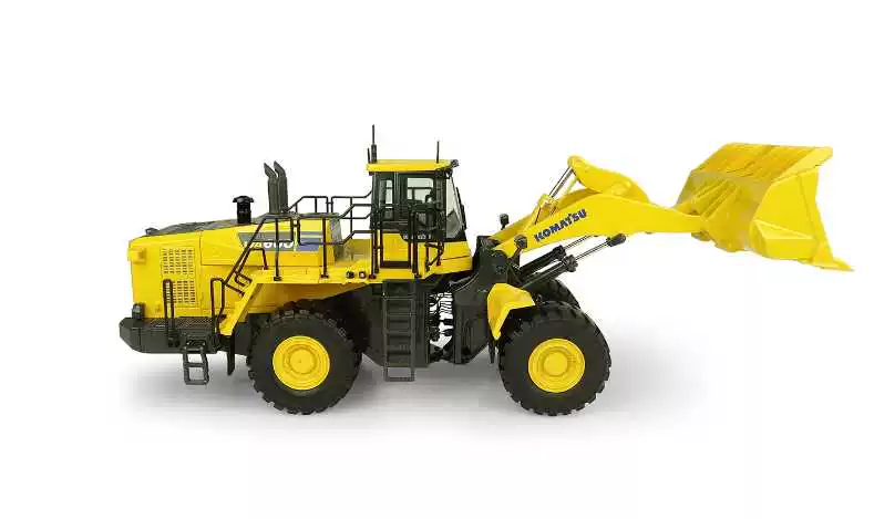UH 8127 Komatsu WA600-8 Pine Wheel Loader Forklift Alloy Engineering Vehicle Model 1:50