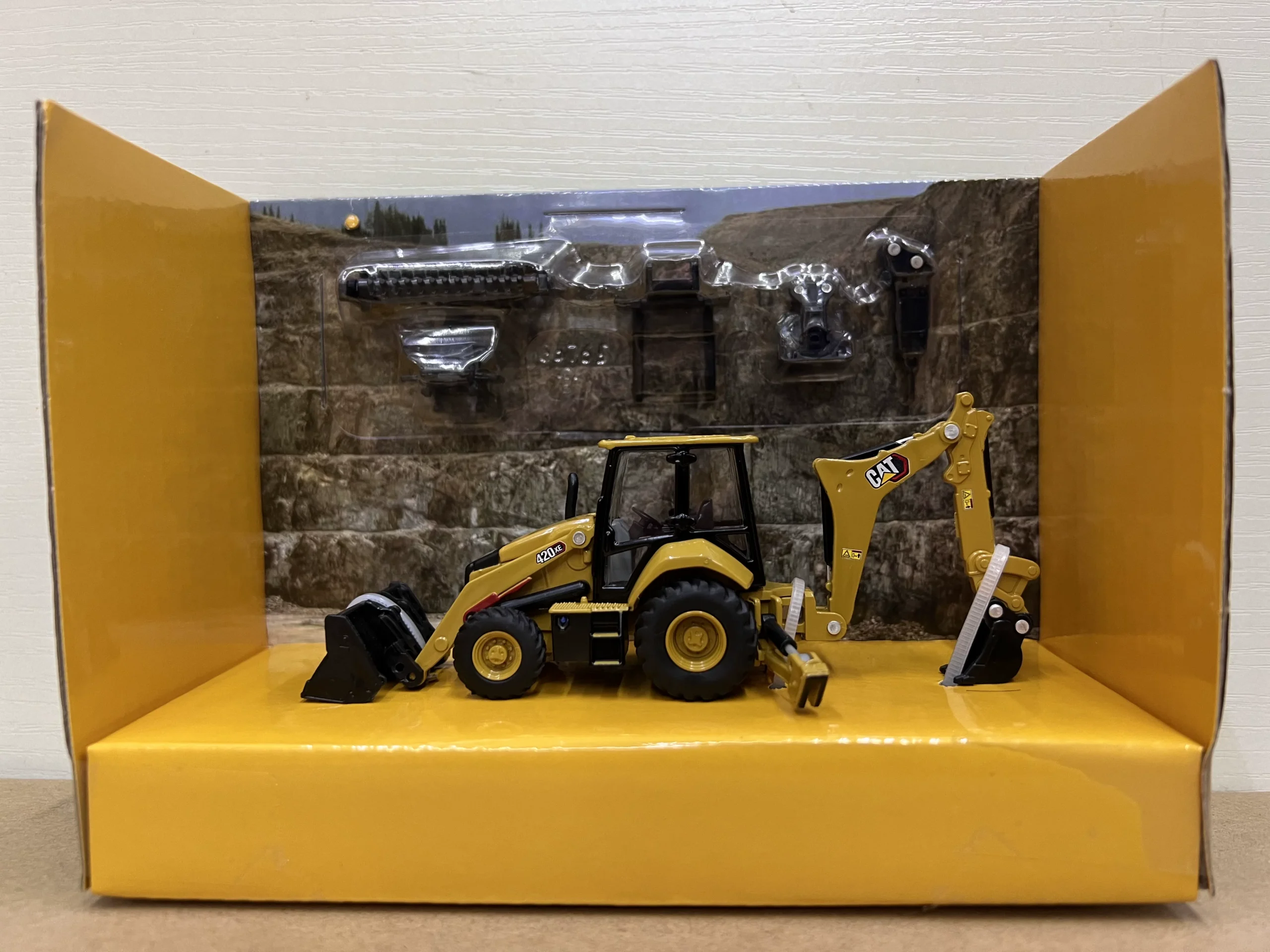 DM 1:64 CAT 420 XE Caterpillar Backhoe Loader Alloy Engineering Model 85765 - 图片 1