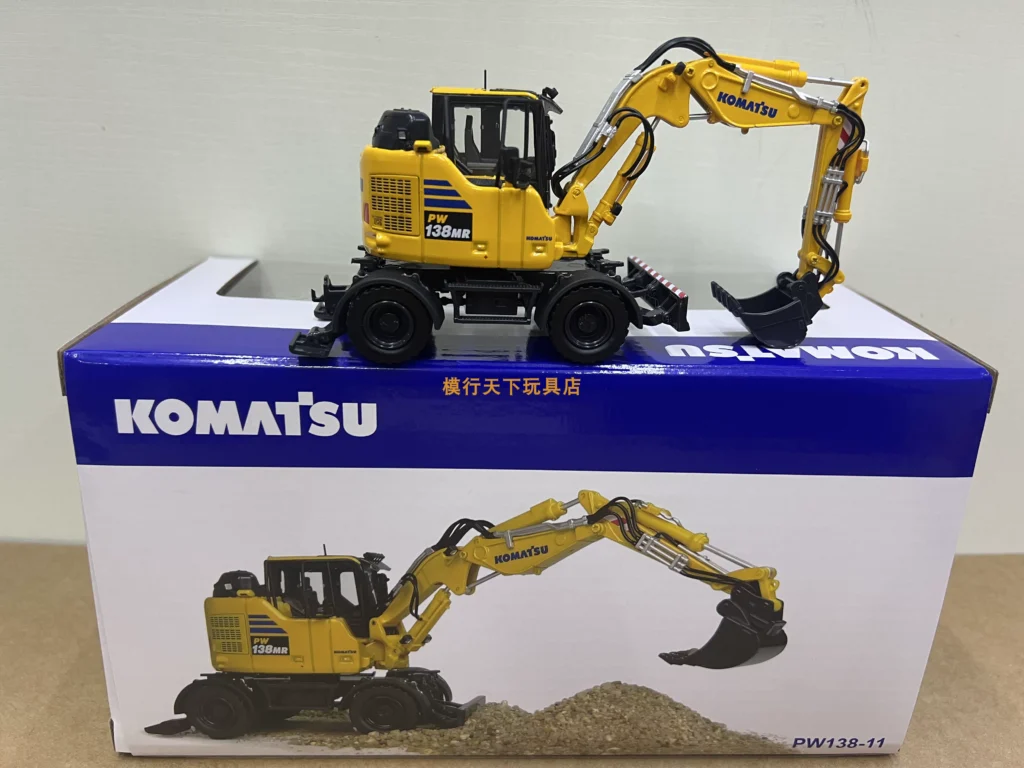 UH8190 1:50 Komatsu PW138-11 Small pine wheel type multi-function excavator loader model