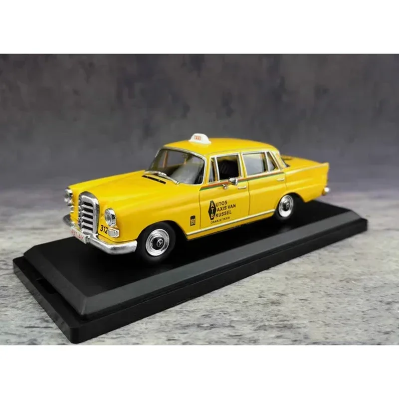 Diecast 1:43 200D TAXI Yellow Classic Alloy Car Model Finished Souvenirs Collection Gift Decoration Alloy Model
