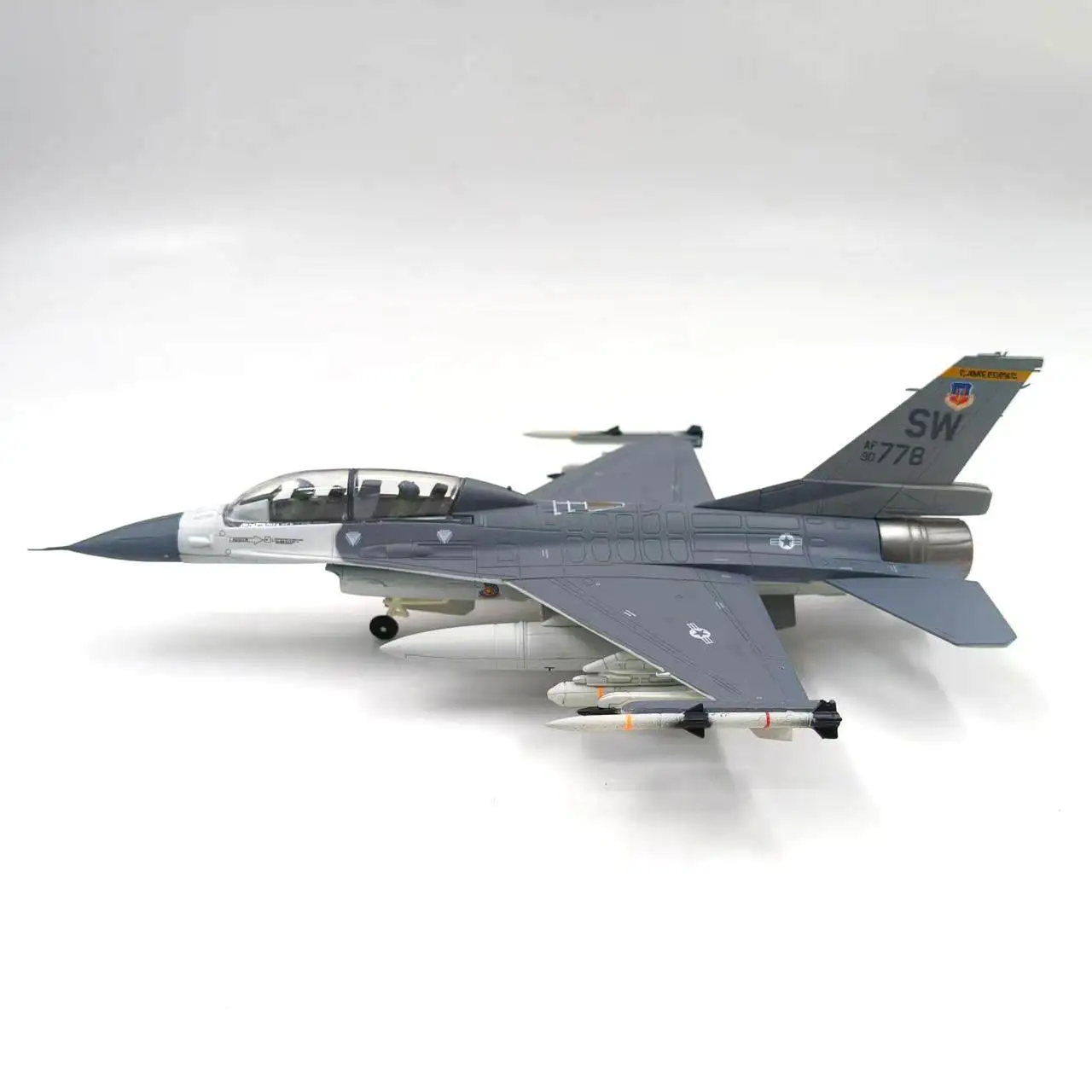 Authentic 1:72 F16D Fighter Jet Model USAF 19th Squadron Collectible Display - 图片 2