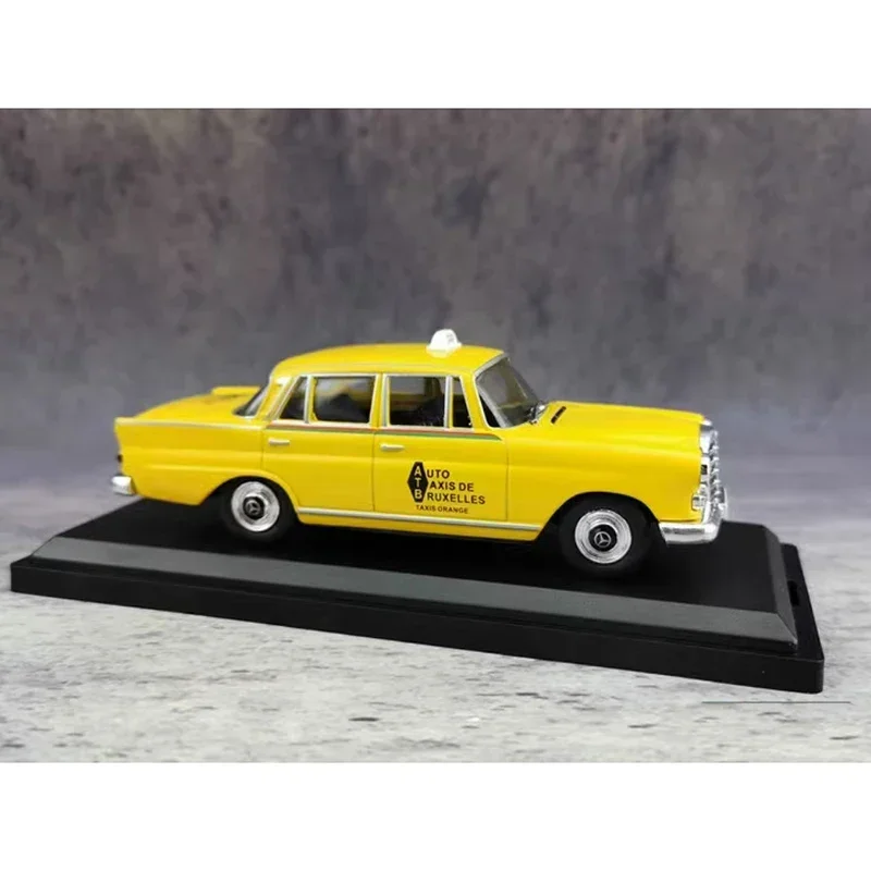 Diecast 1:43 200D TAXI Yellow Classic Alloy Car Model Finished Souvenirs Collection Gift Decoration Alloy Model