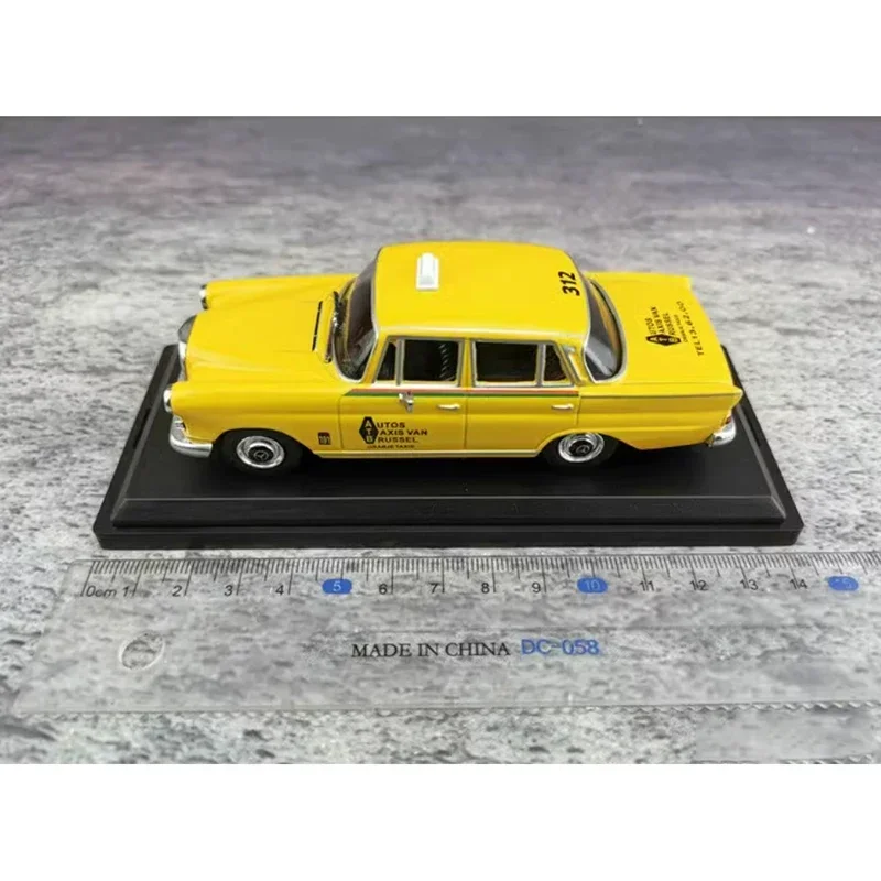 Diecast 1:43 200D TAXI Yellow Classic Alloy Car Model Finished Souvenirs Collection Gift Decoration Alloy Model